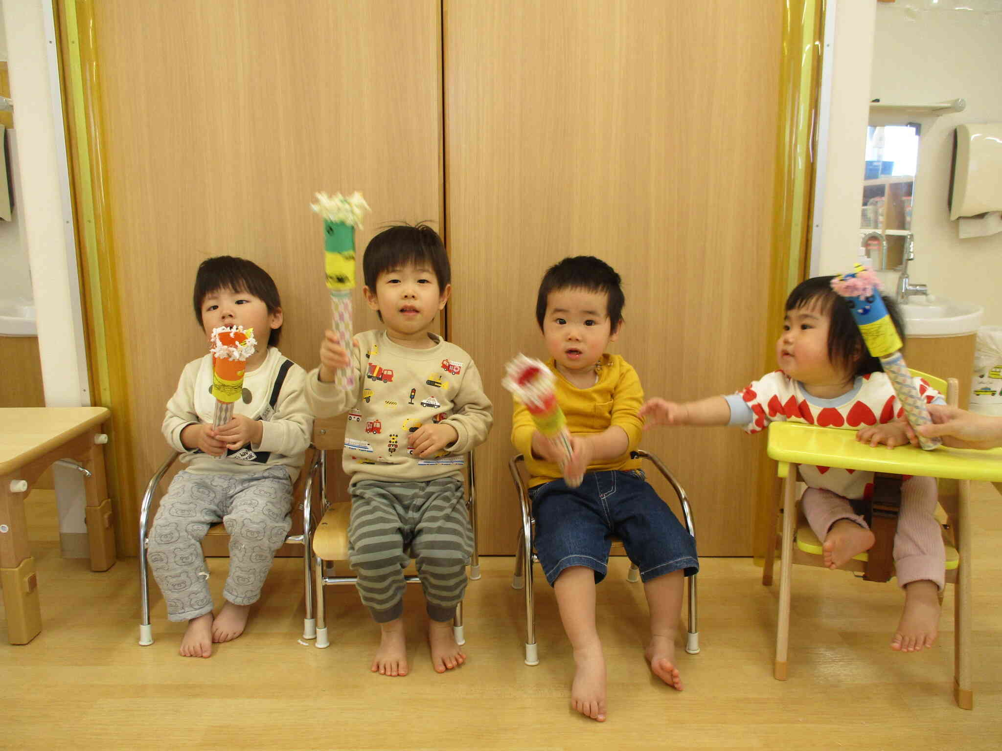 作った鬼のマラカスを持って、みんなでハイ、チーズ⭐︎楽しかったね♫