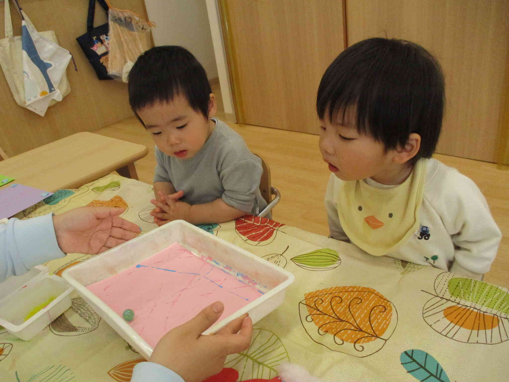 ビー玉転がしの仕方についてお話しを聞いている時の様子。コロコロ転がるビー玉を興味津々に眺めていました。