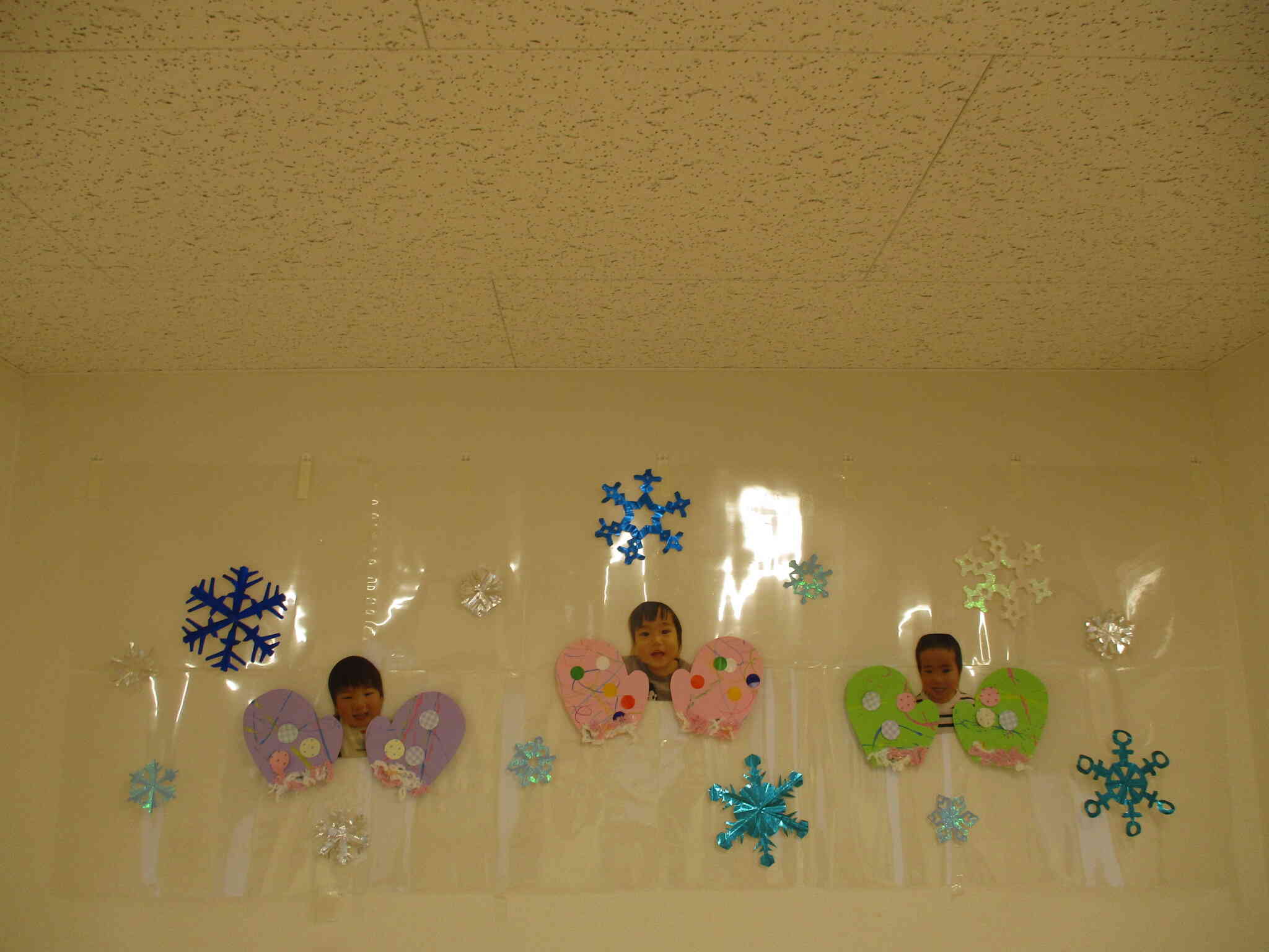 あひる組のお友だちの作品と一緒にパシャリ⭐︎冬らしい、素敵な作品になりました!