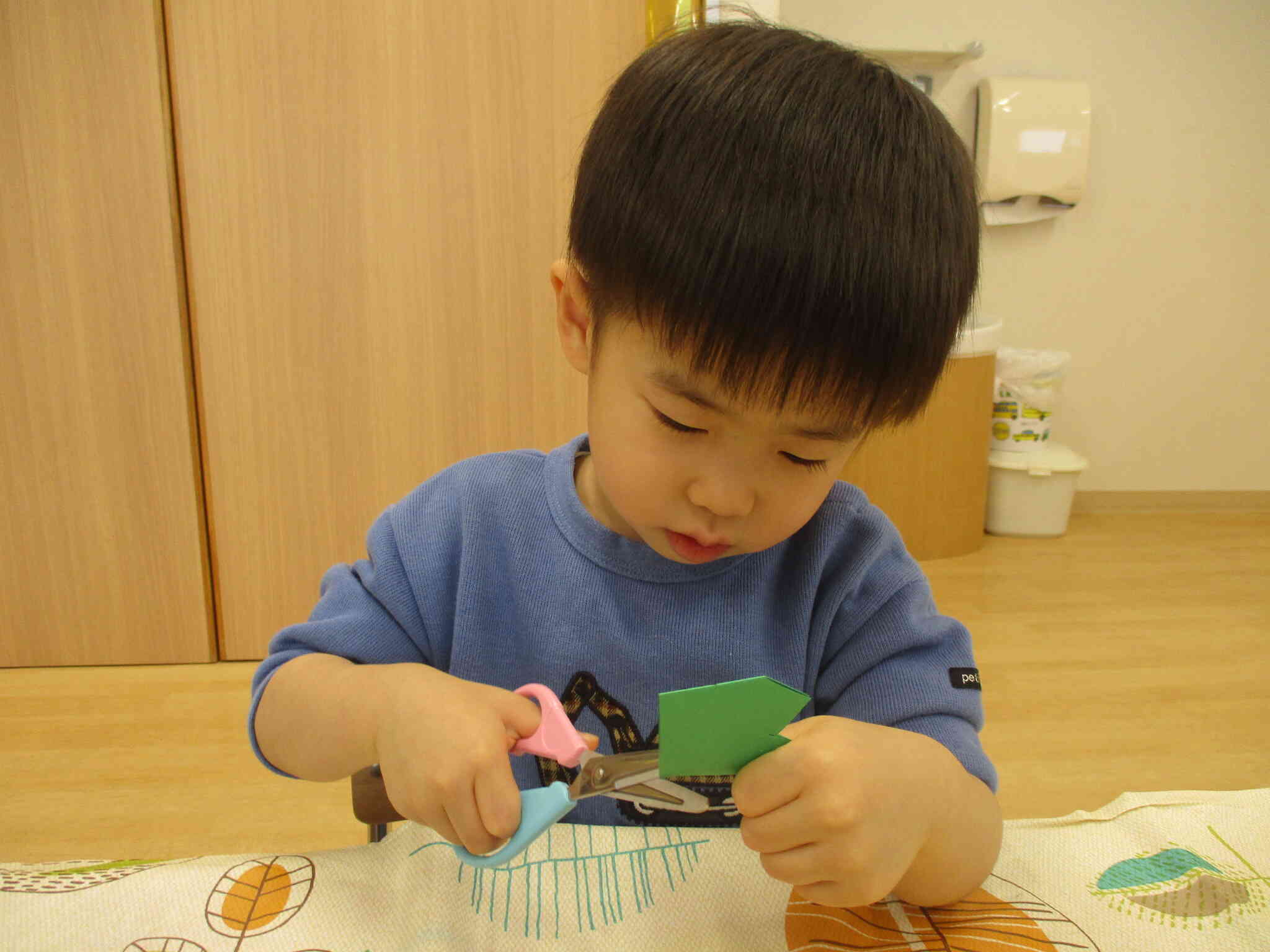 葉っぱをチョキン。