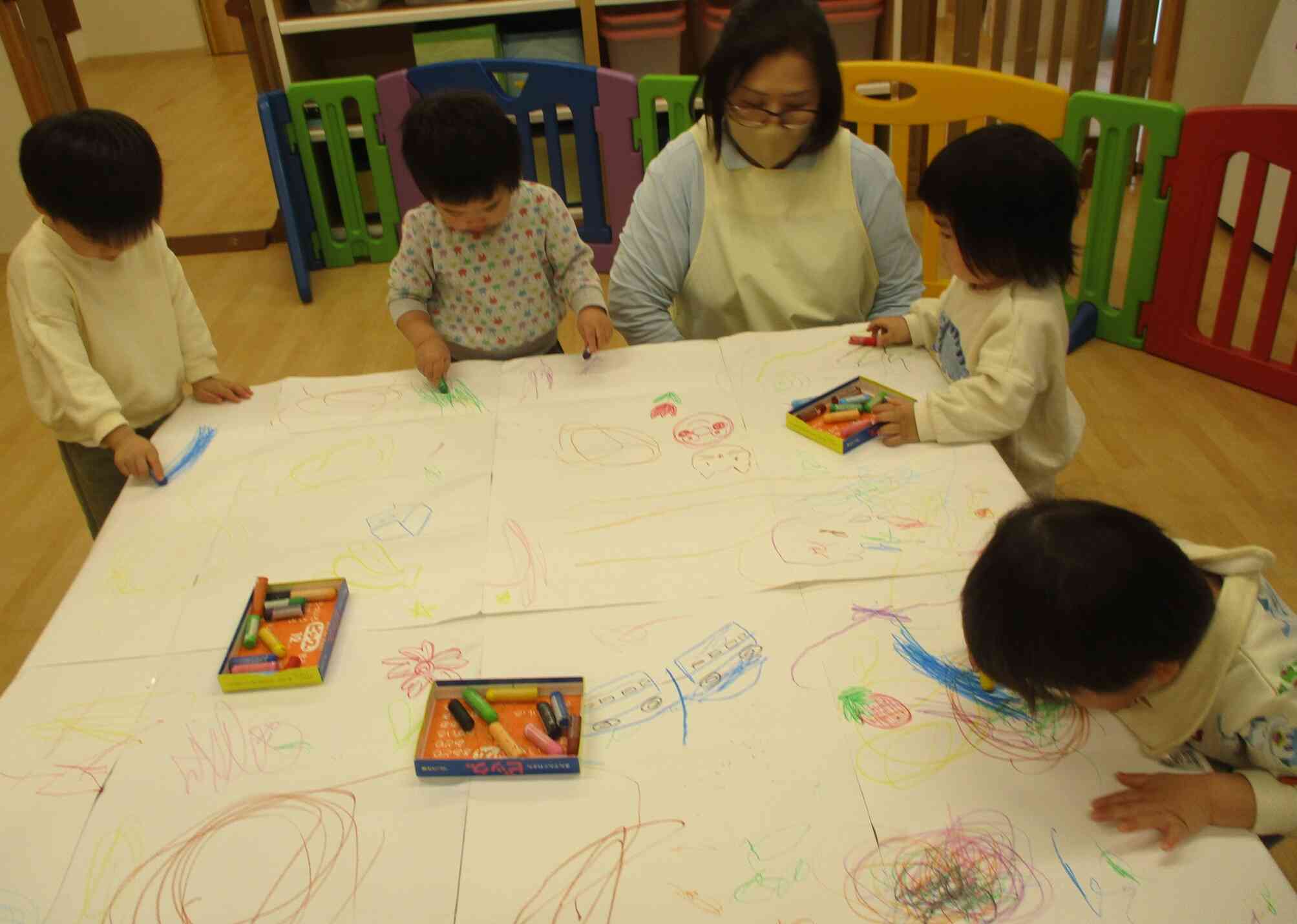 大きな紙に思いっきり絵を描いたよ！