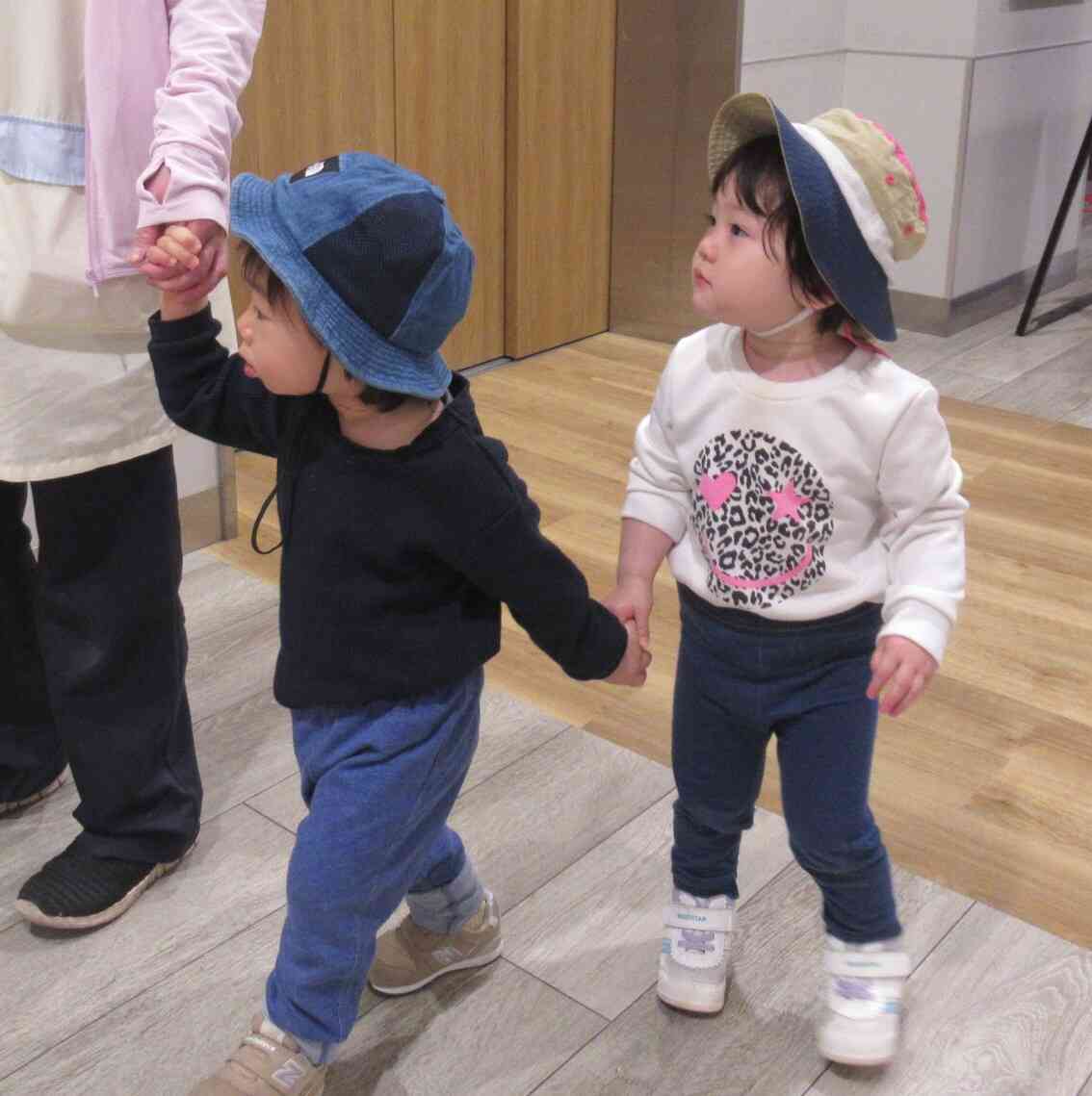 お友だちと仲良く手を繋いで出発~!!