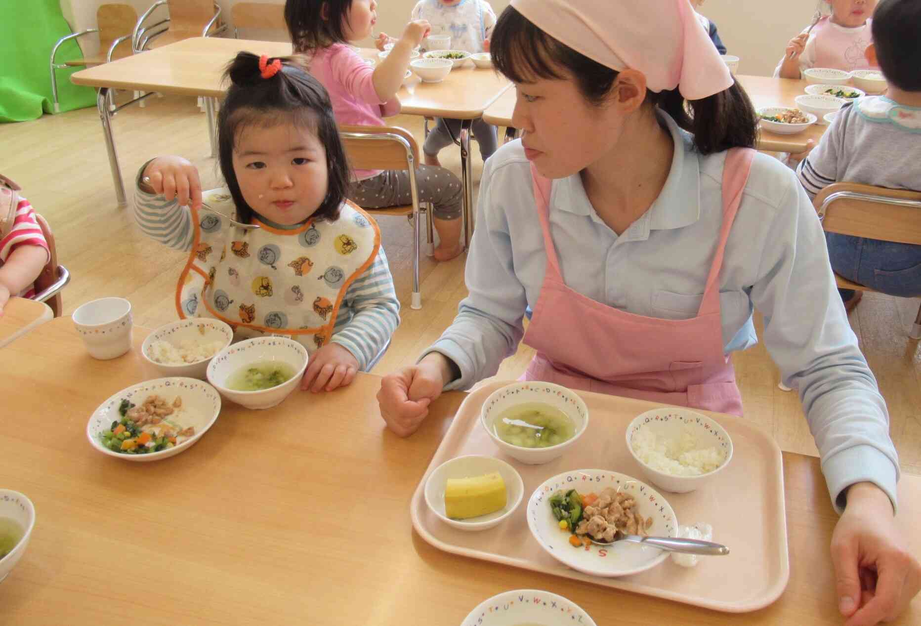 先生と一緒に給食食べれて嬉しいな☆