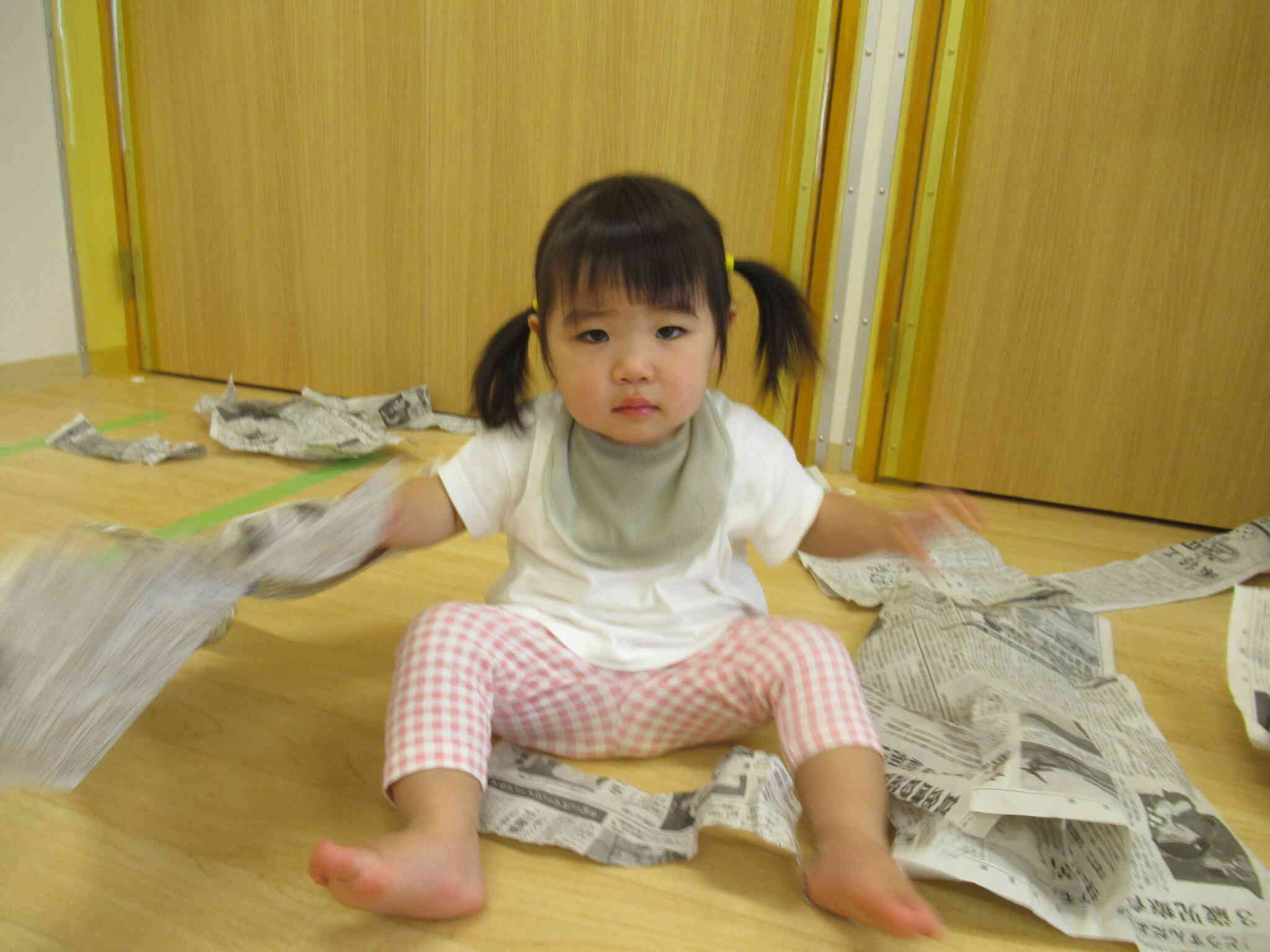 新聞紙をビリビリしてみよう。