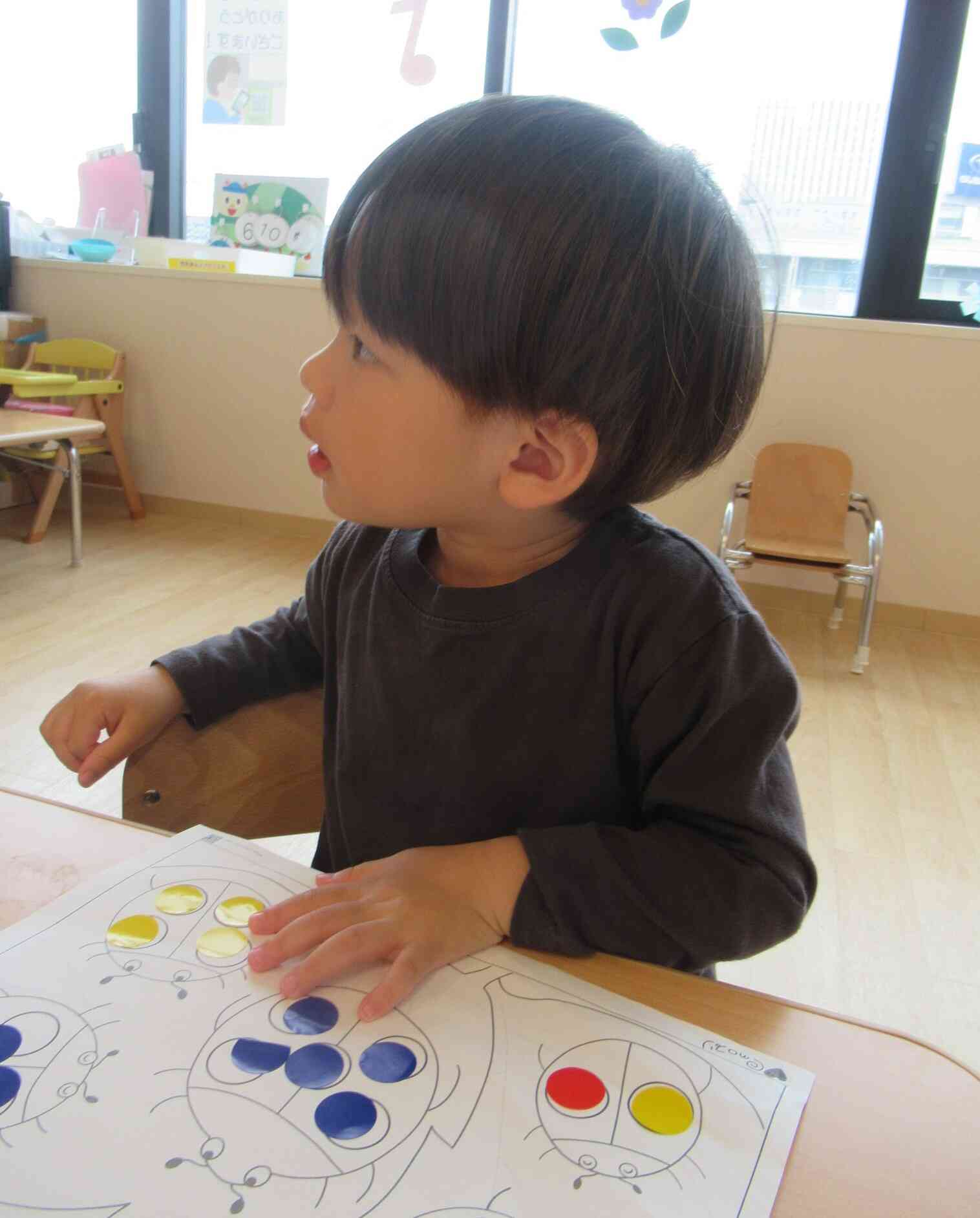 ２歳児　シール遊び
