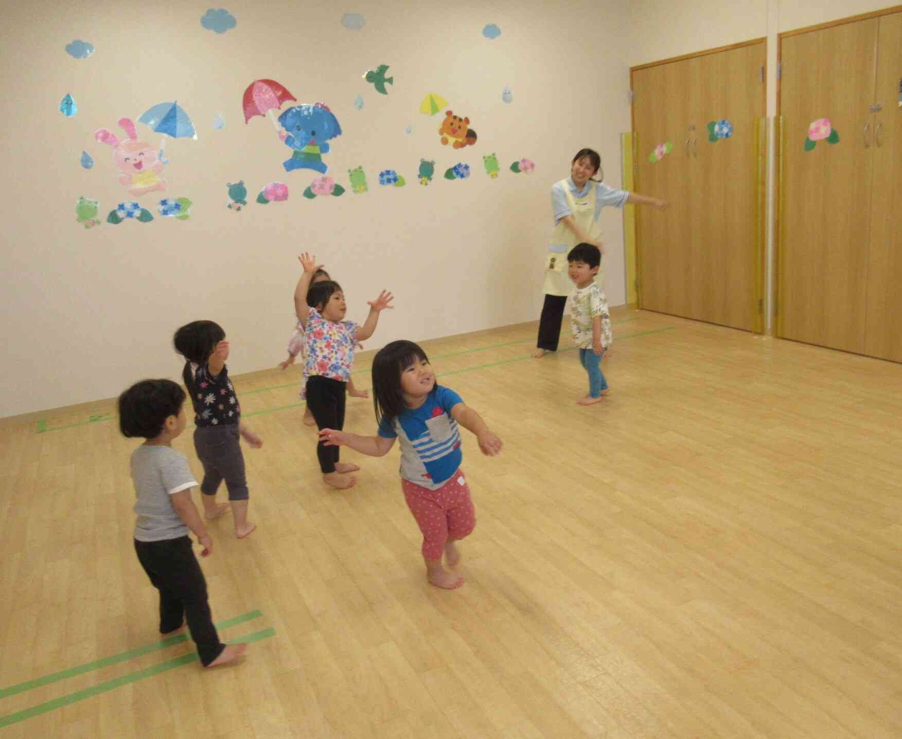 ピアノの音に合わせて、体を動かすよ☆