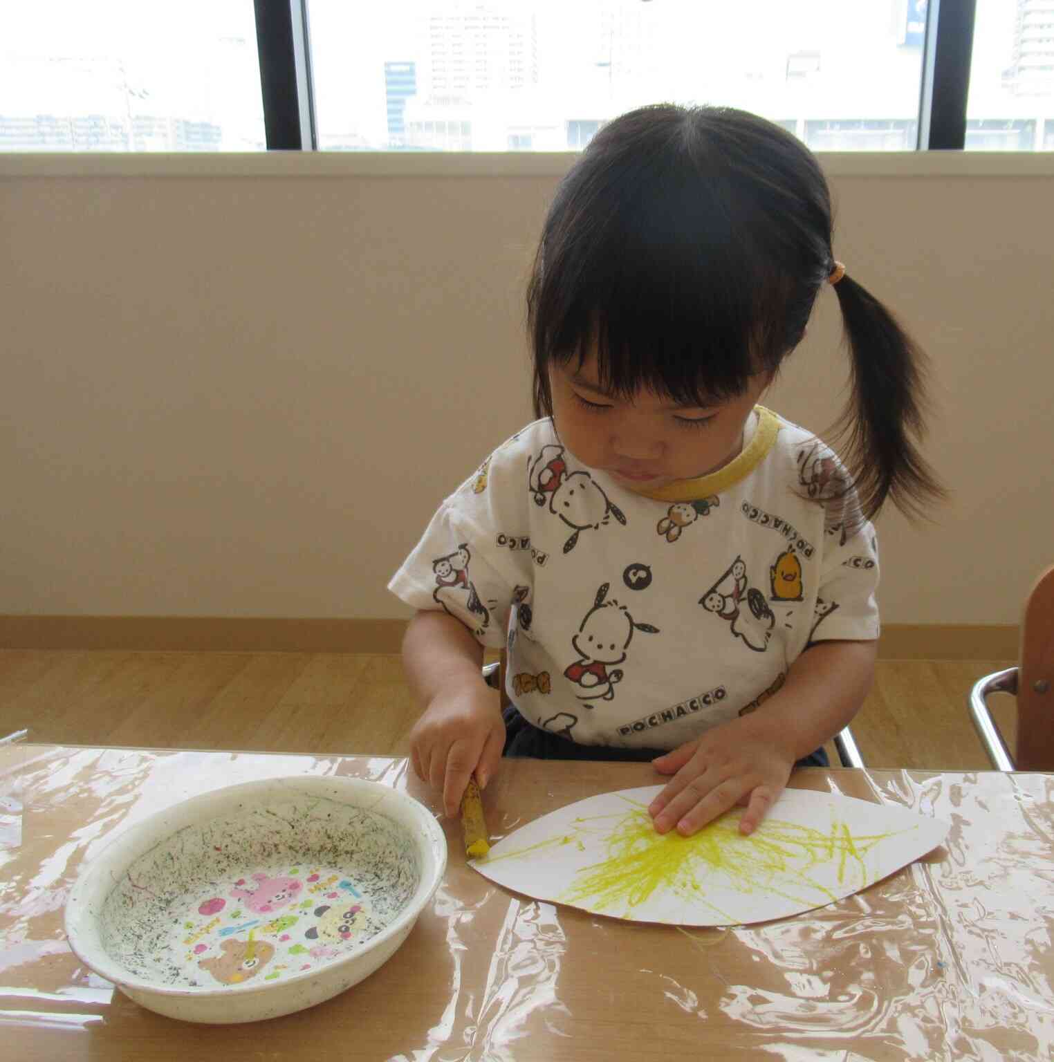 黄色いクレヨンでかきかきかき～！