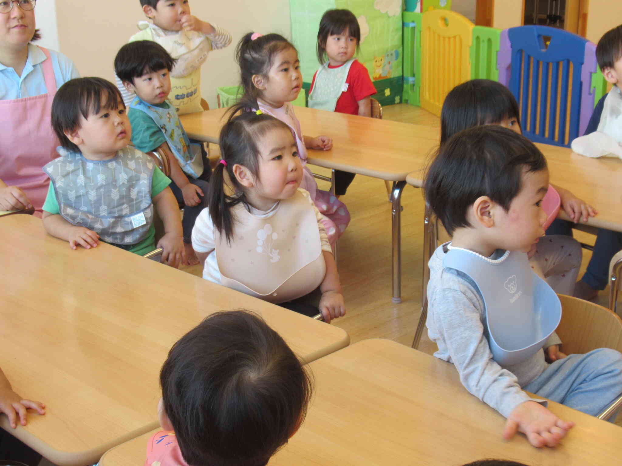 先生のお話を真剣に聞いています！