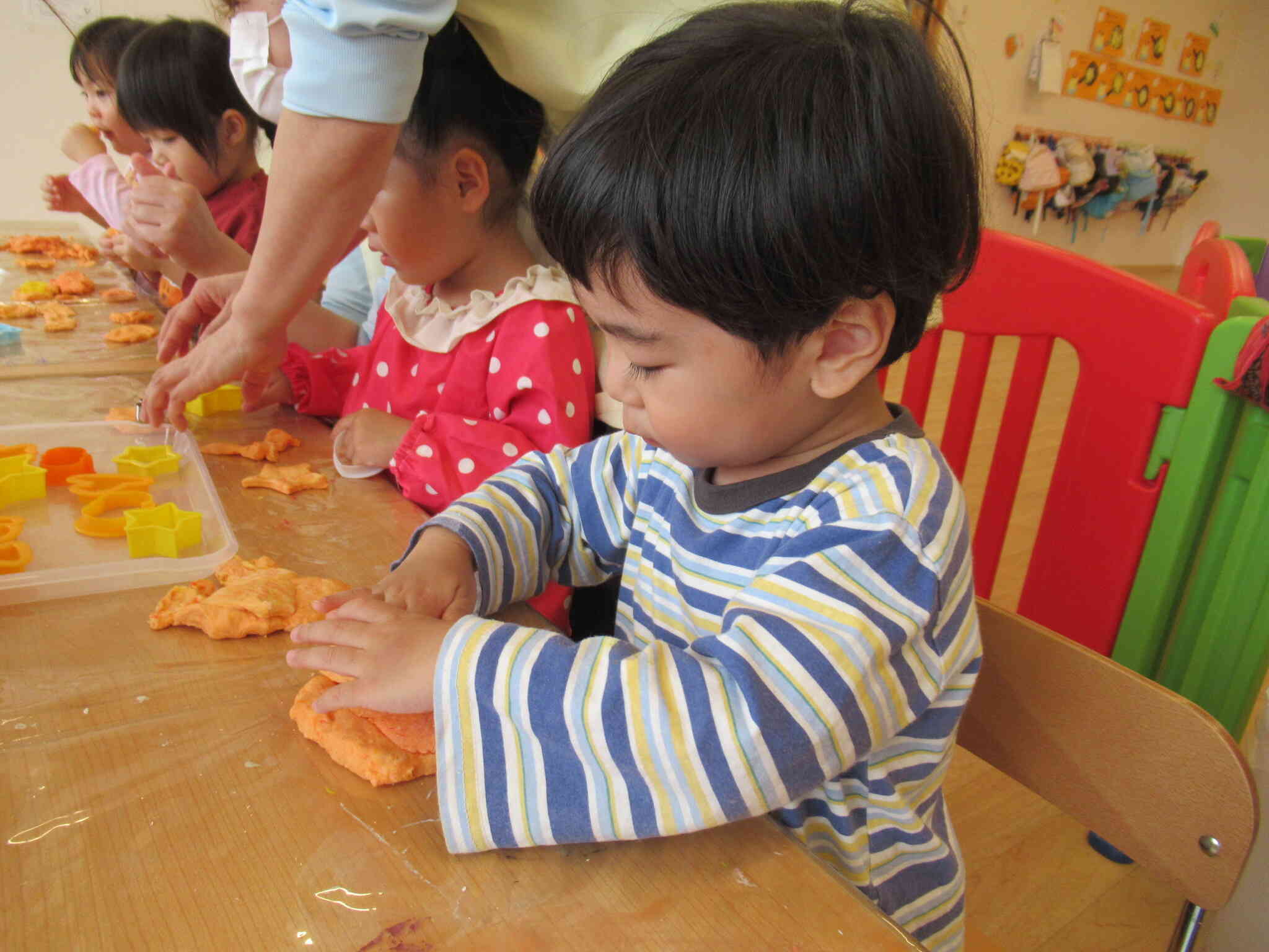 2歳児クラス　小麦粘土遊び