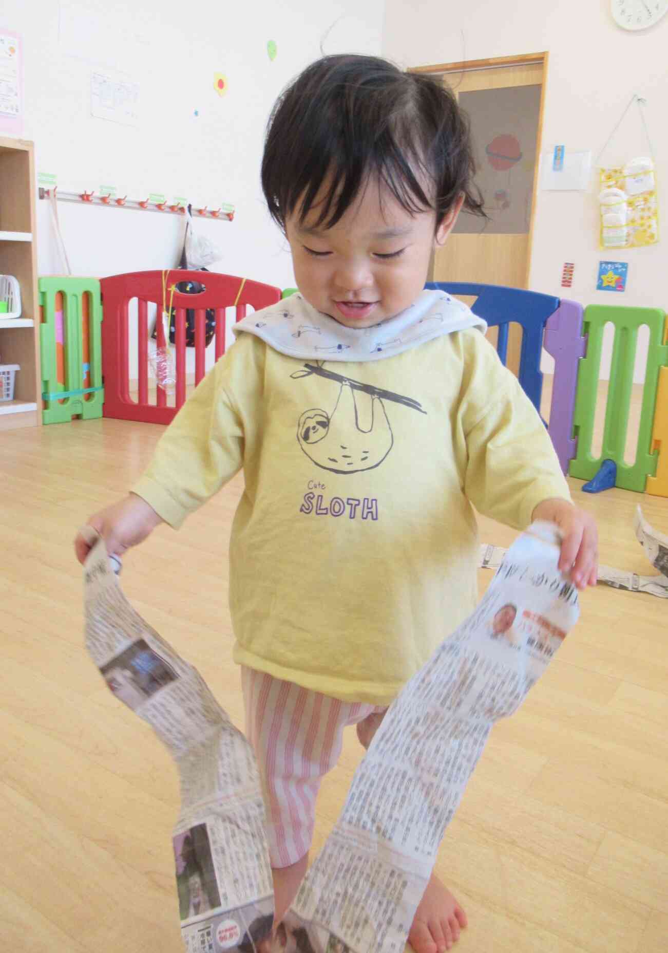 ０歳児クラス 新聞紙で遊ぼう！！