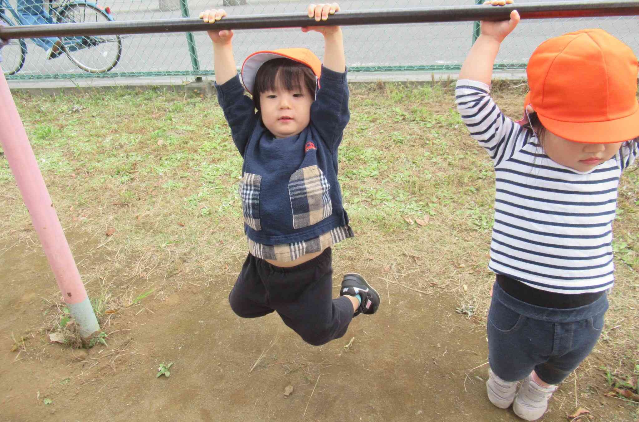 鉄棒にチャレンジ☆