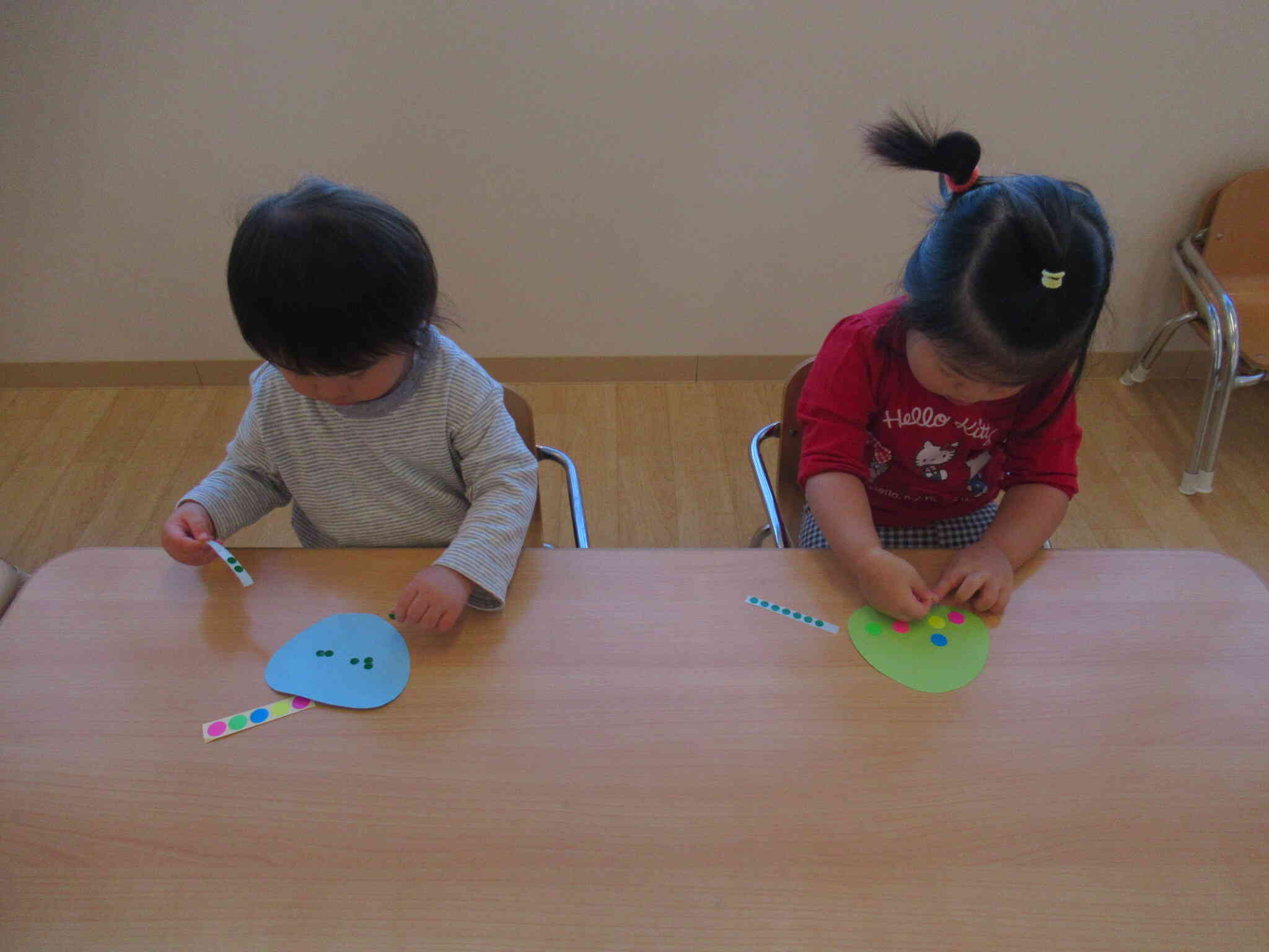 シールをペタペタ！