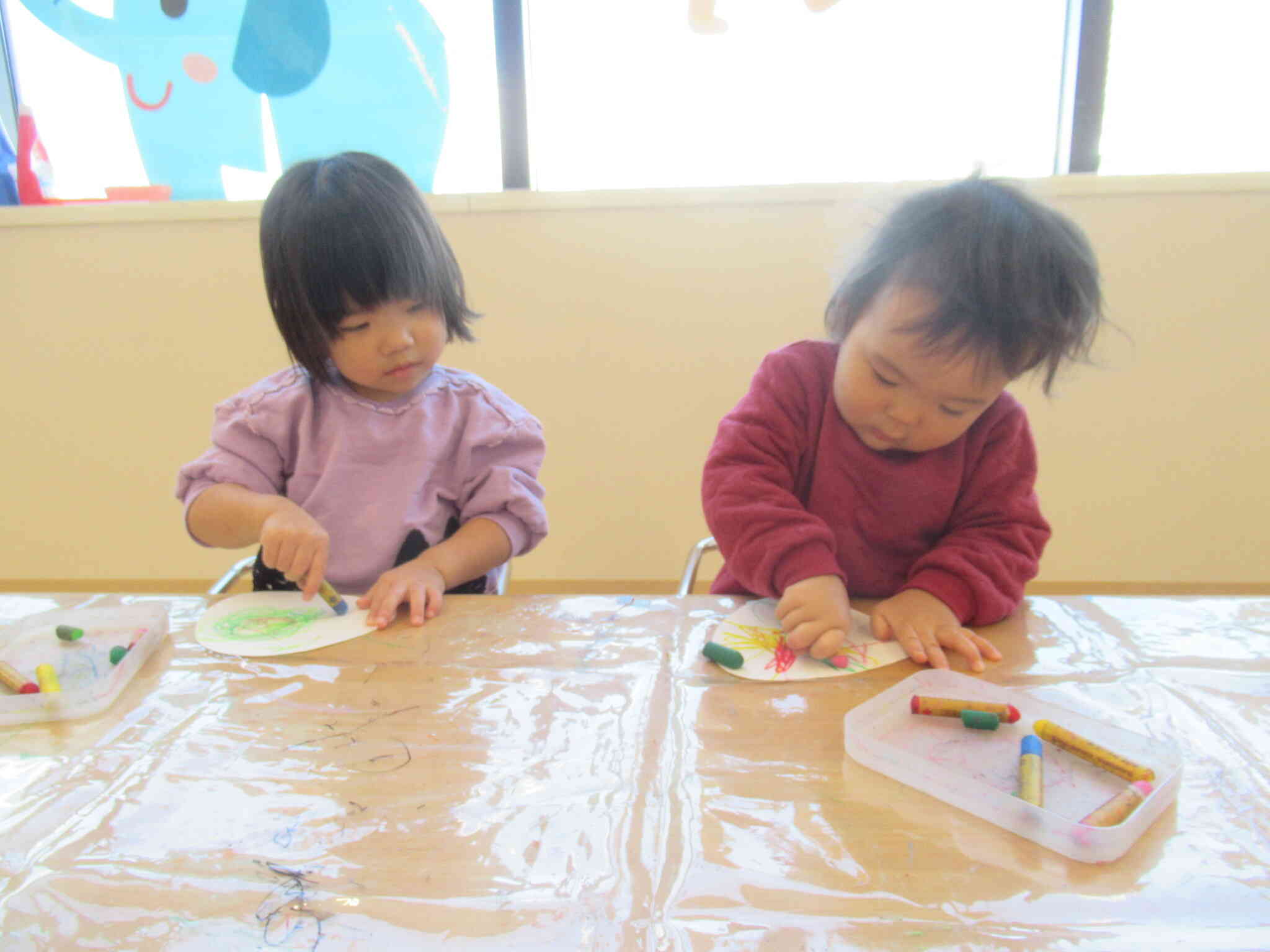 クレヨンで描きかき！