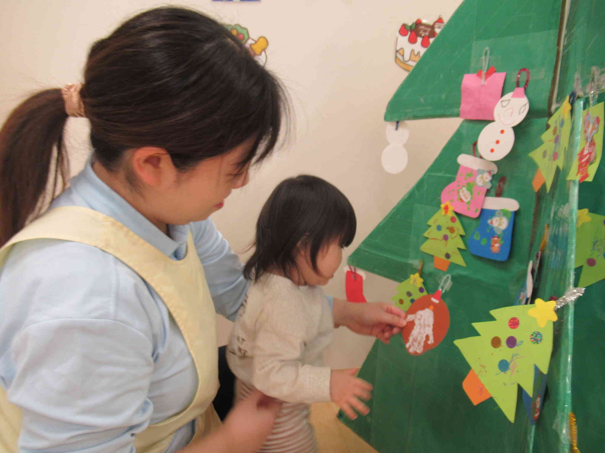 クリスマスツリーにオーナメントを飾るよ☆