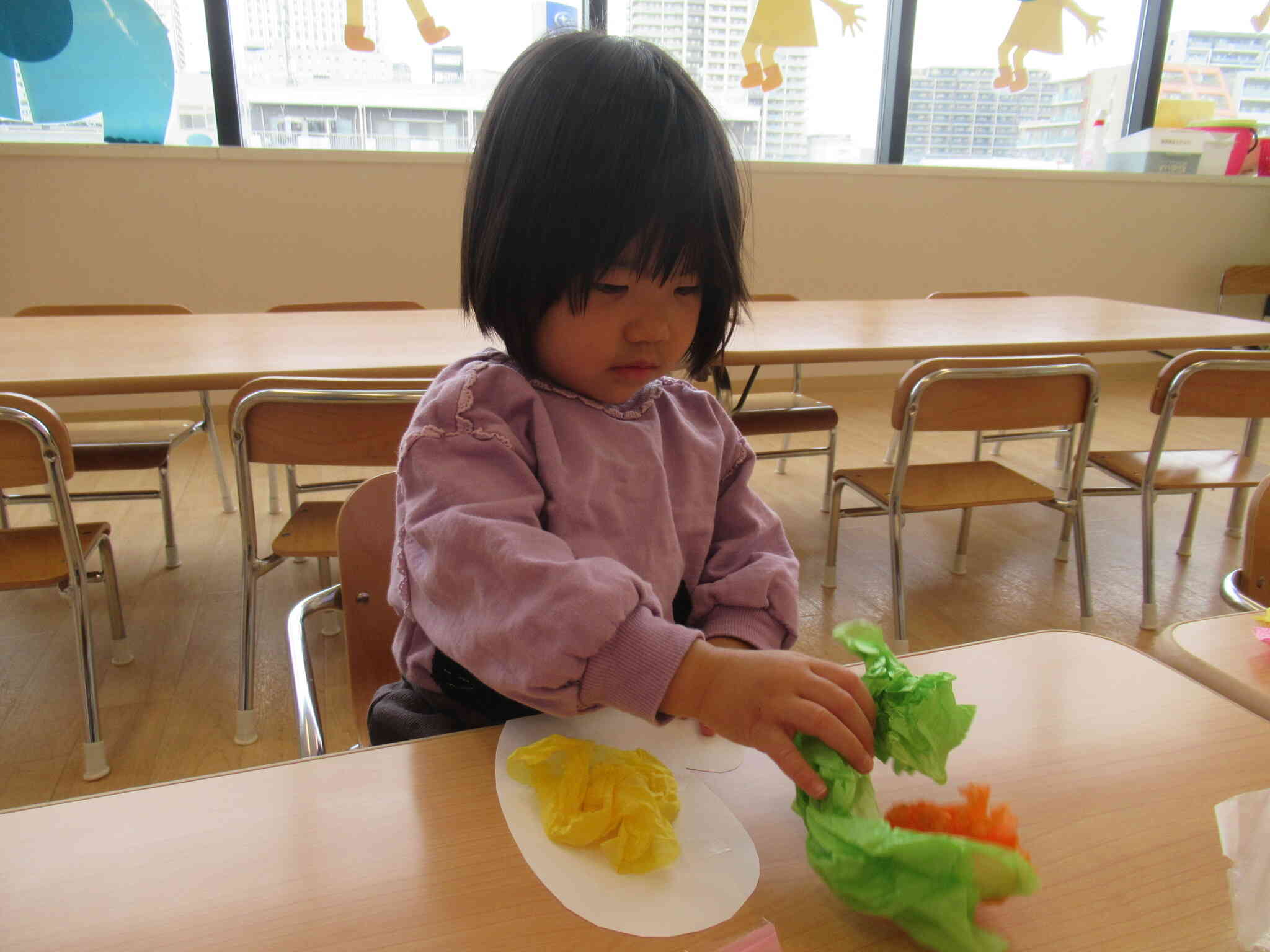 1歳児クラス 12月「てぶくろ」の製作