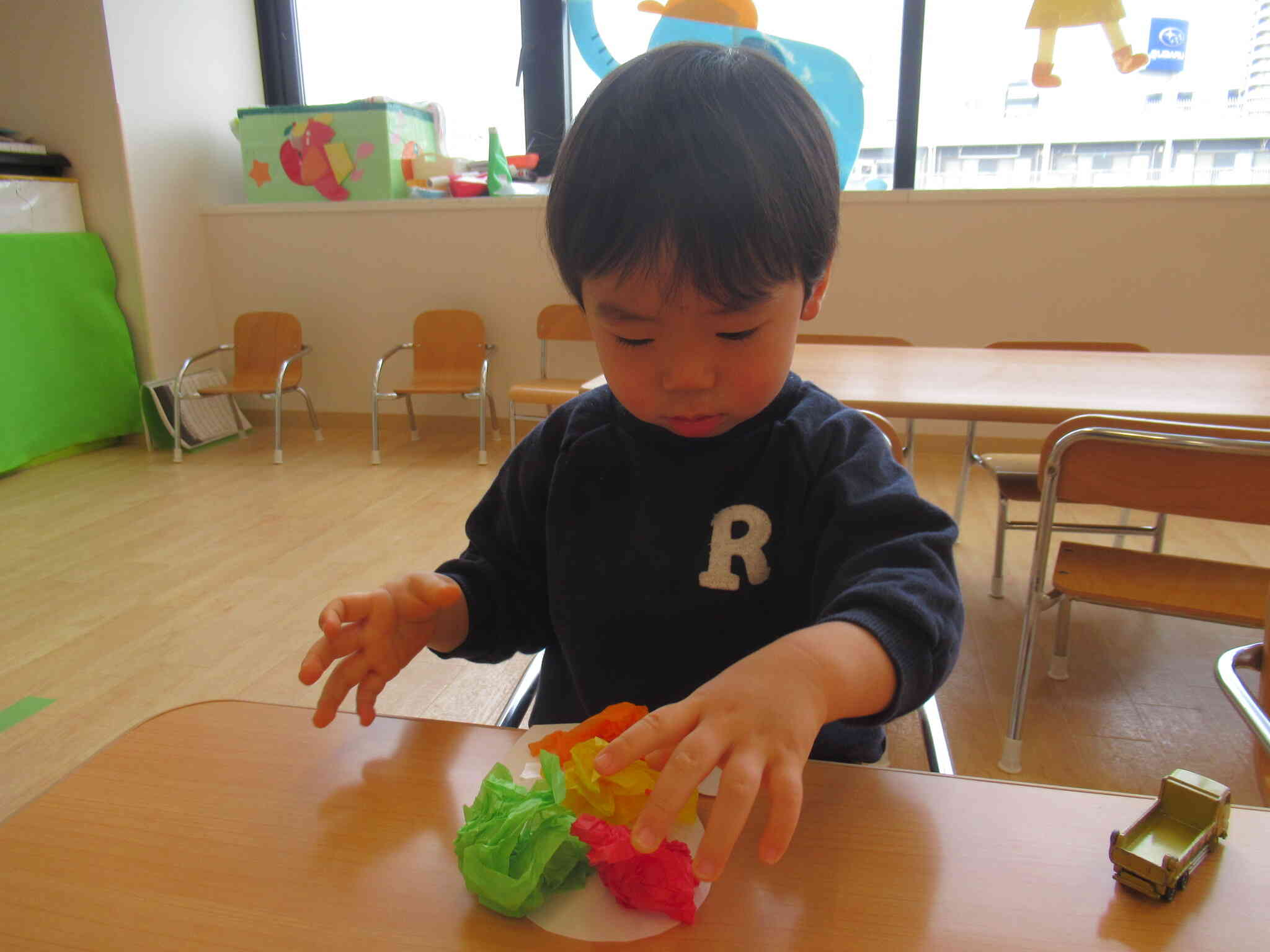 白い手袋に貼ってみると…