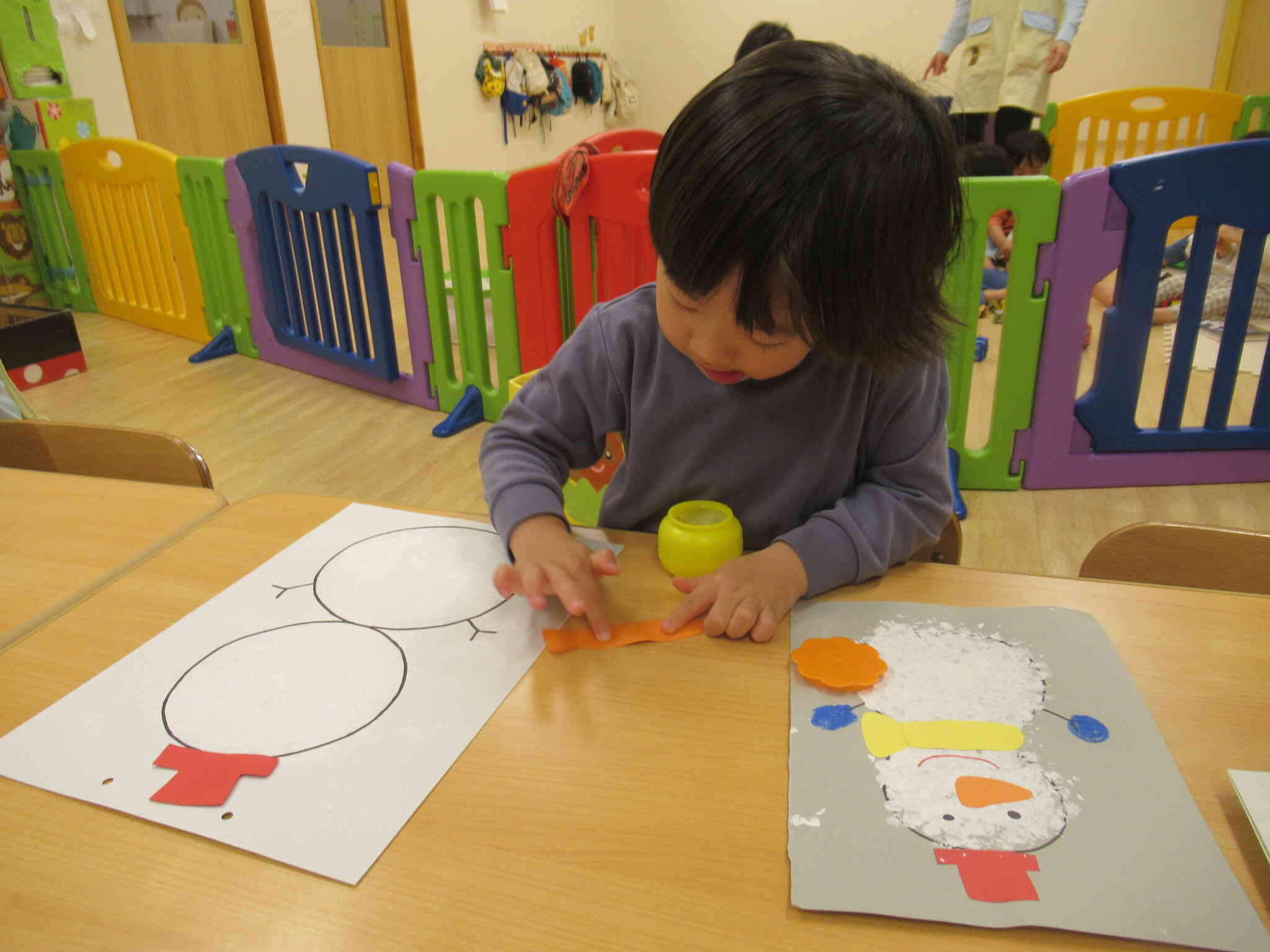 丁寧に糊をつけています。