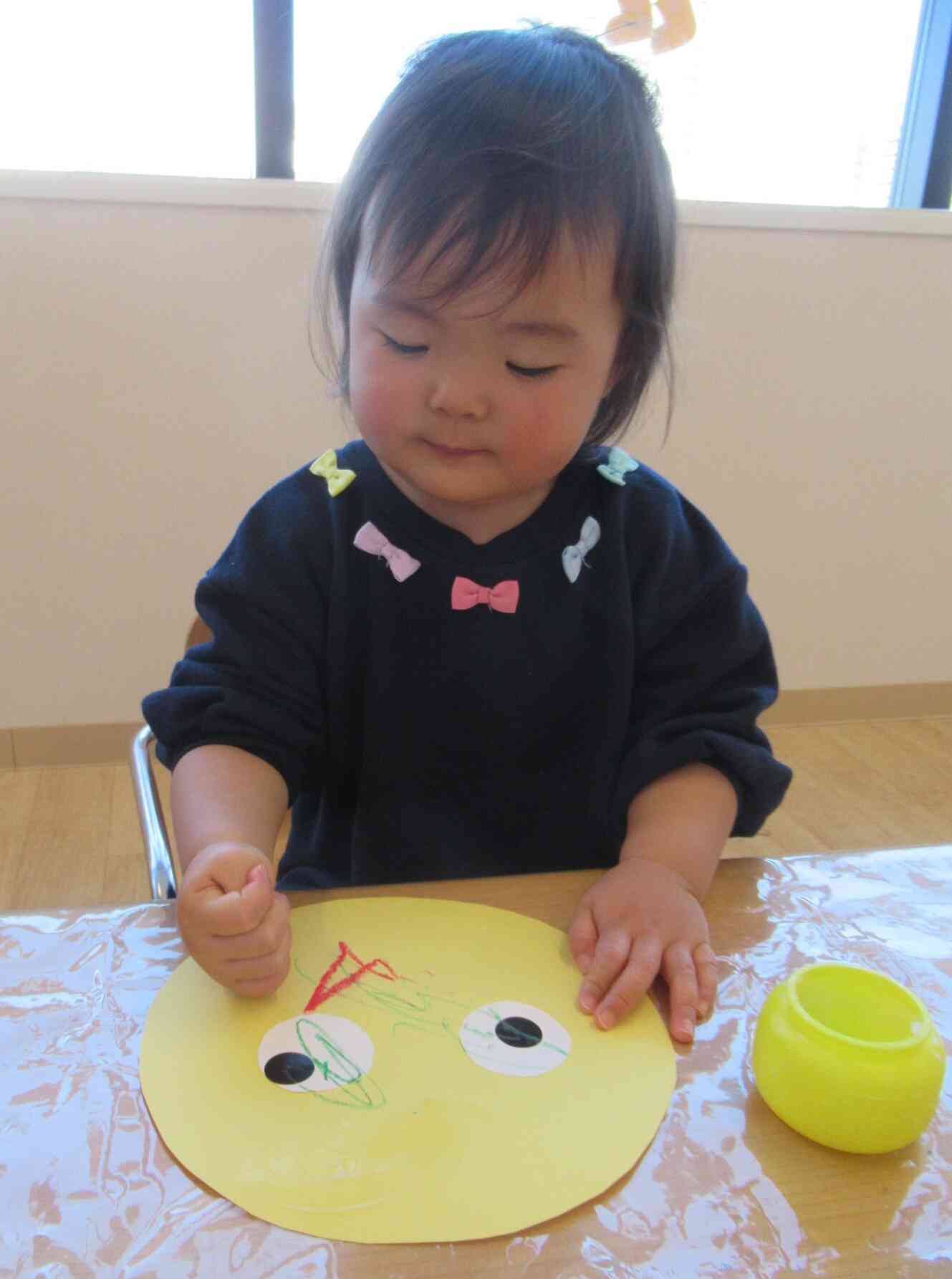 のりをペタペタ。