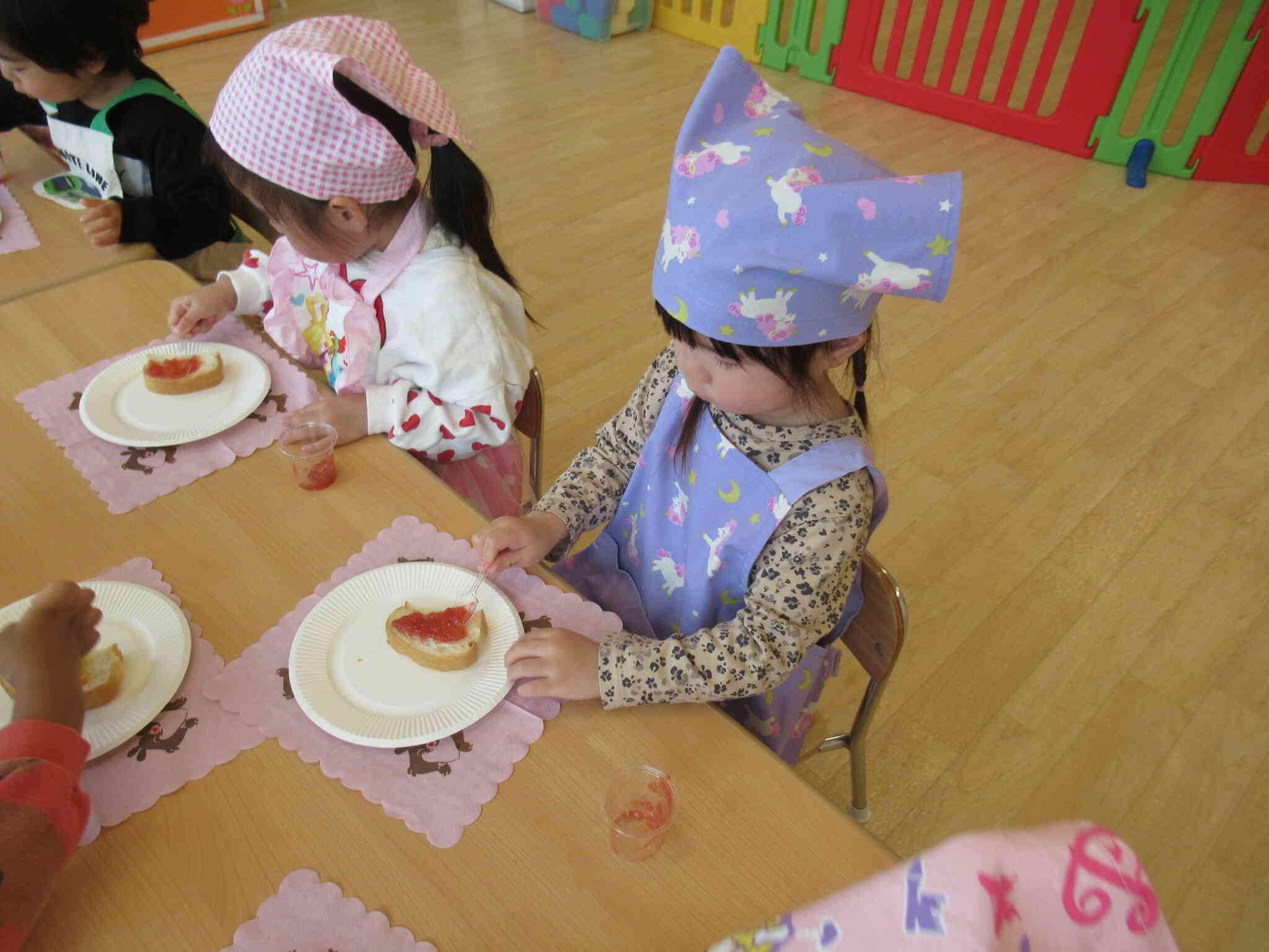 パンにジャムを塗ってみよう！