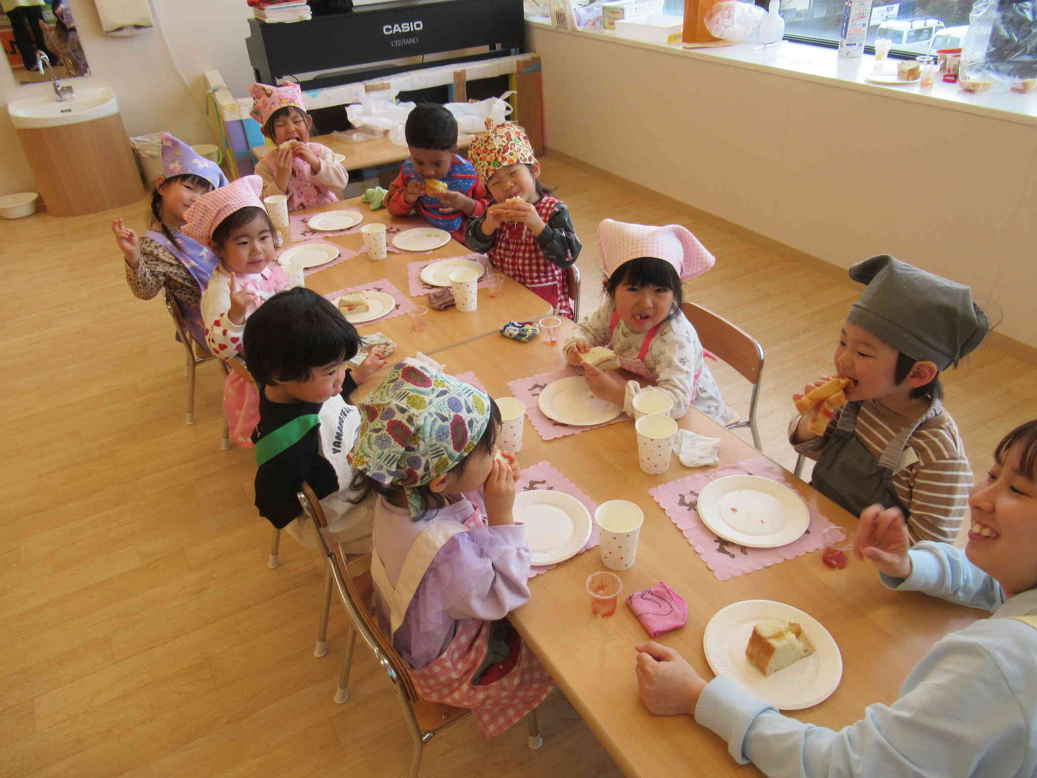 2歳児クラス ジャムサンドづくり