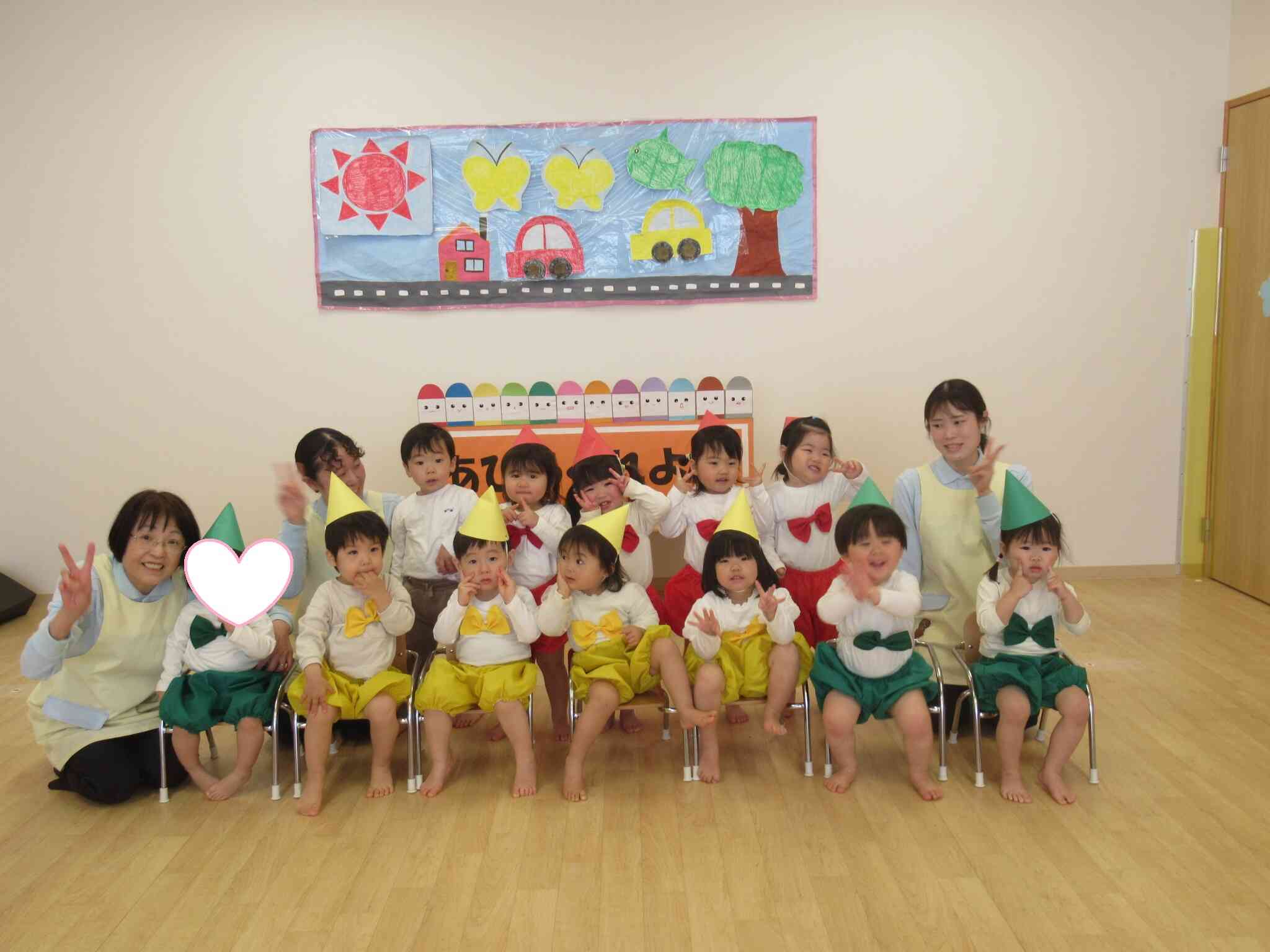 お遊戯会 １歳児あひる組「どんないろがすき」