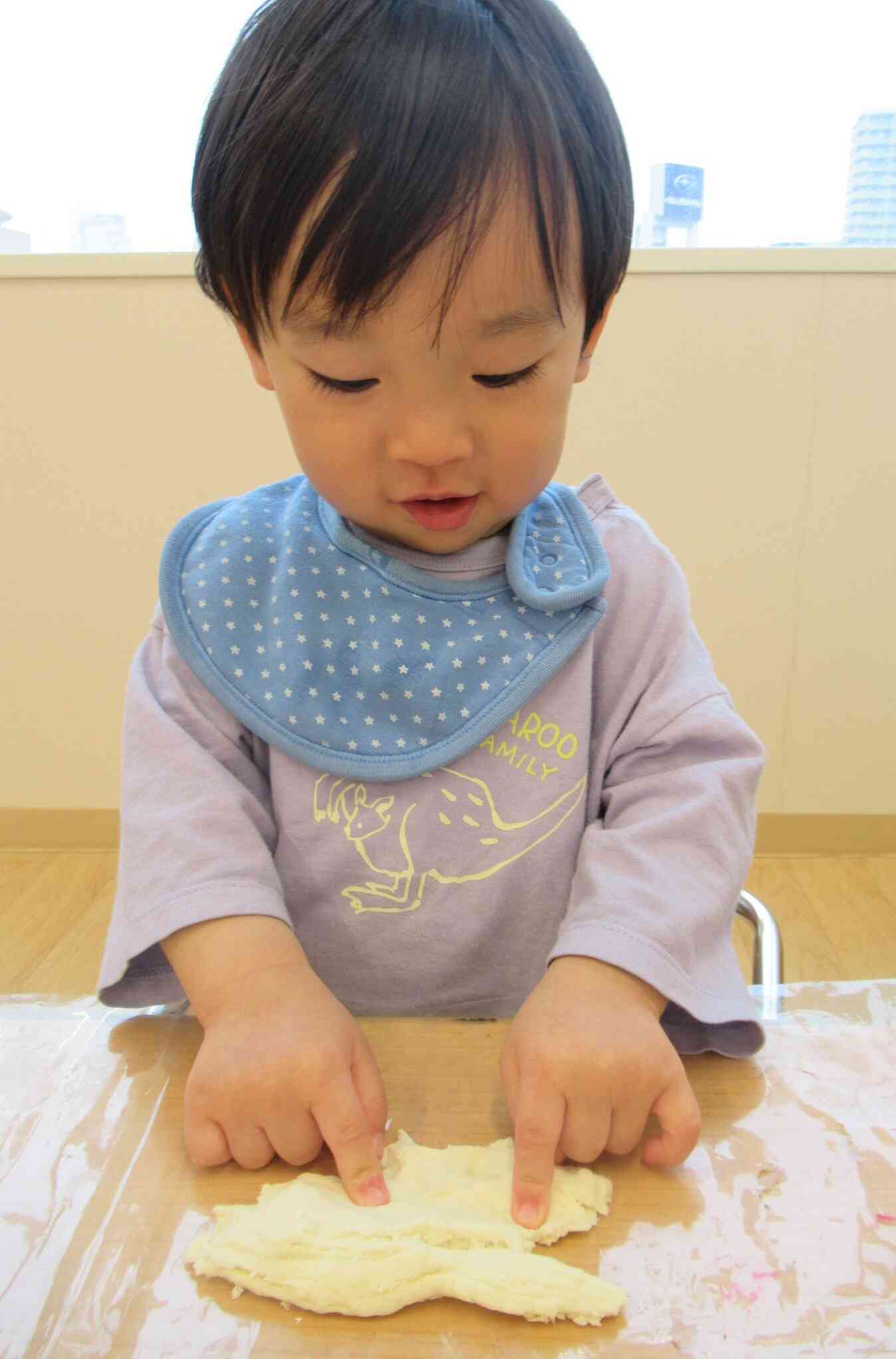 0歳児☆小麦粘土で遊ぼう！！