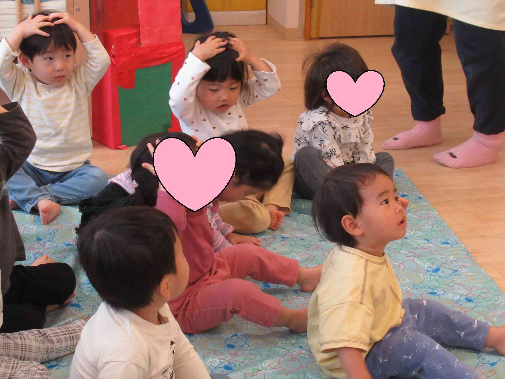 ダンゴムシのポーズをやってみよう！