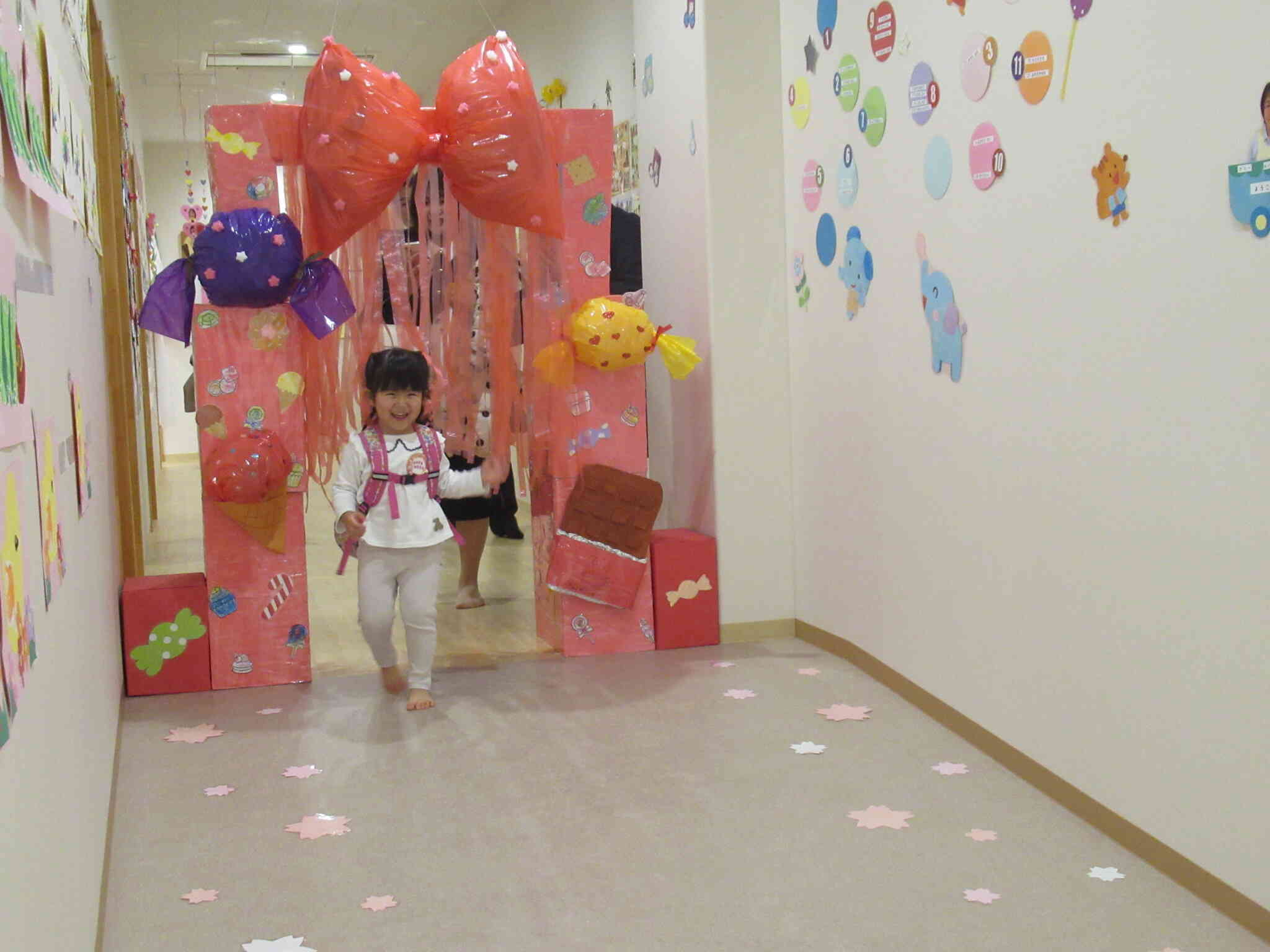 お菓子の入場門です！