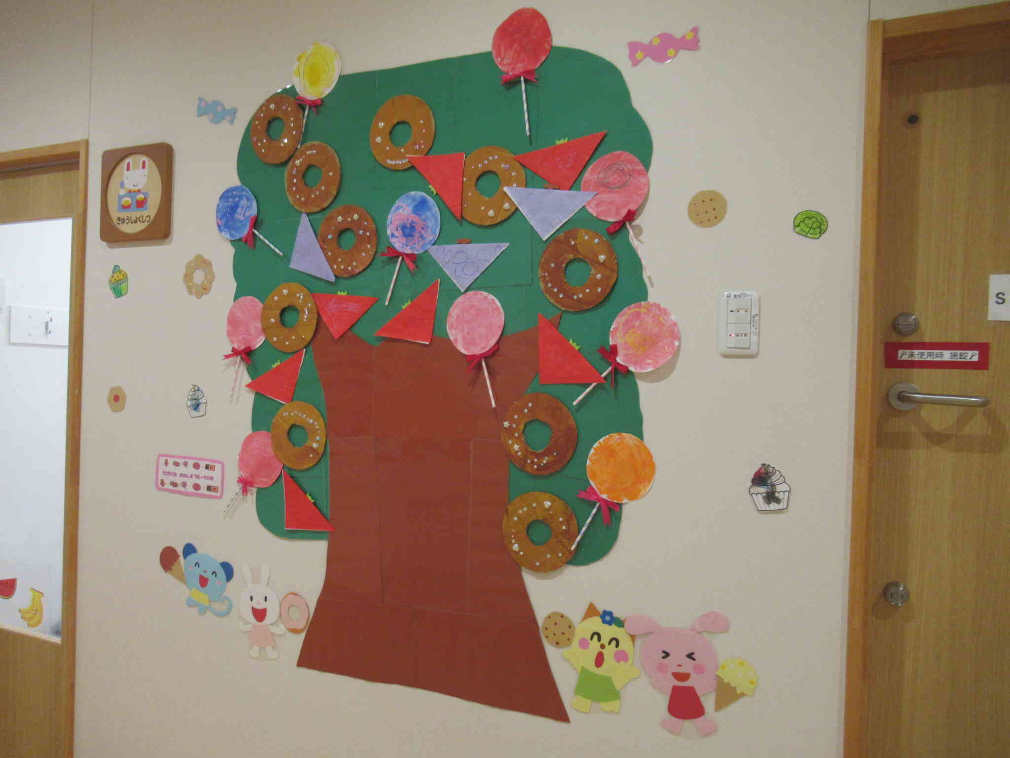 うさぎ組のお友だちが作ったお菓子の木です。