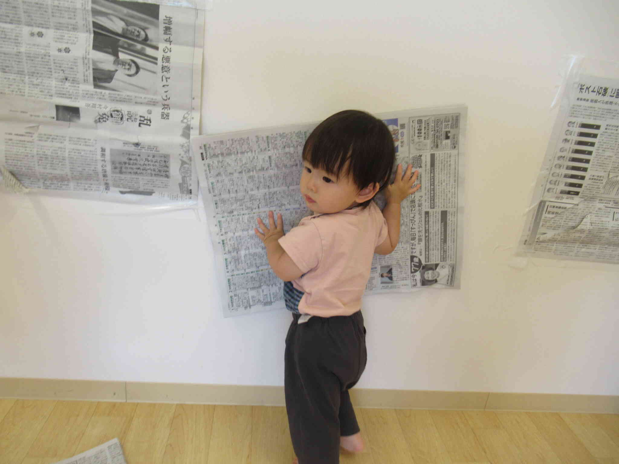 １歳児あひる組 新聞紙遊び