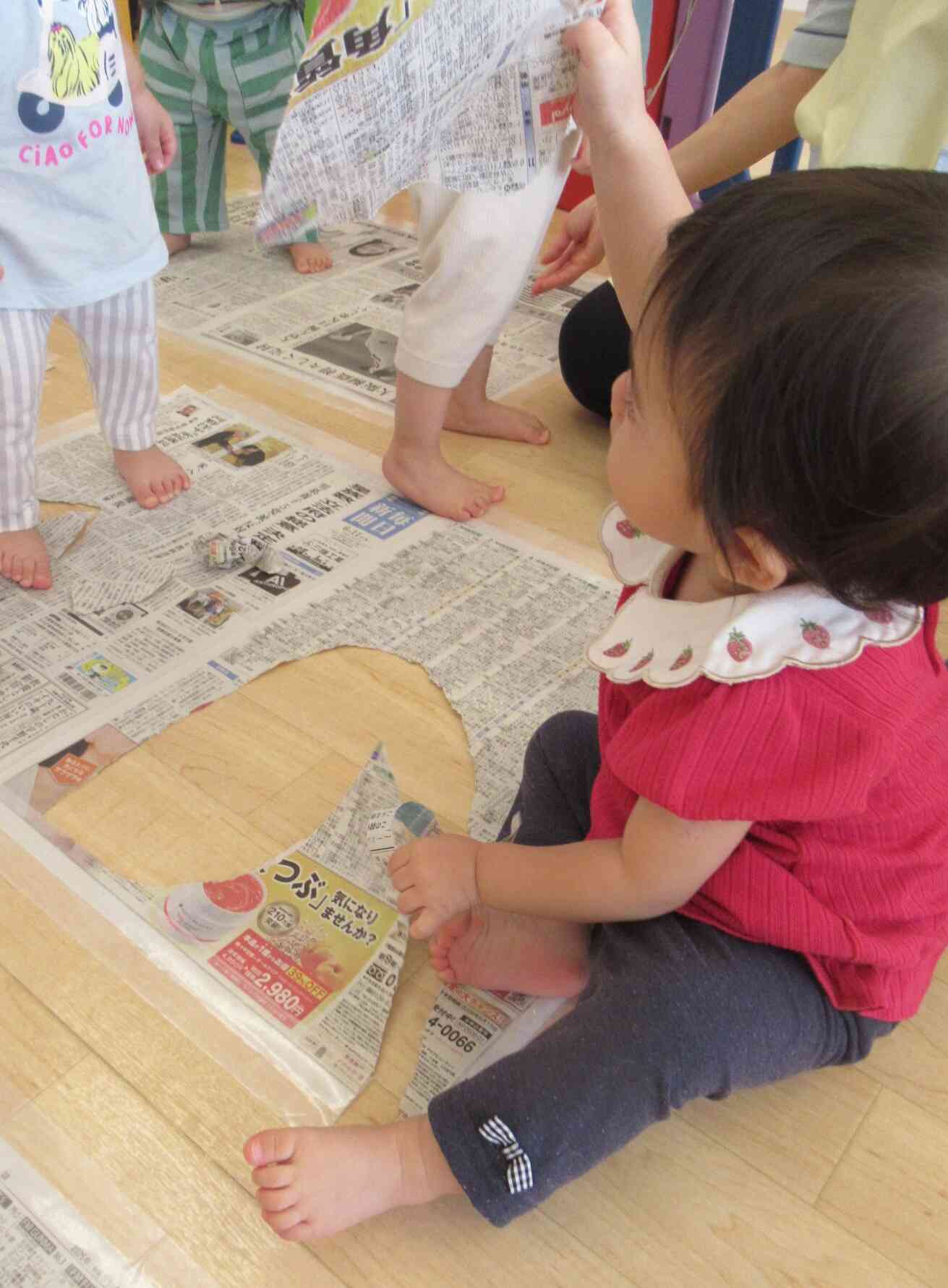 0・1歳児クラス 新聞紙遊び