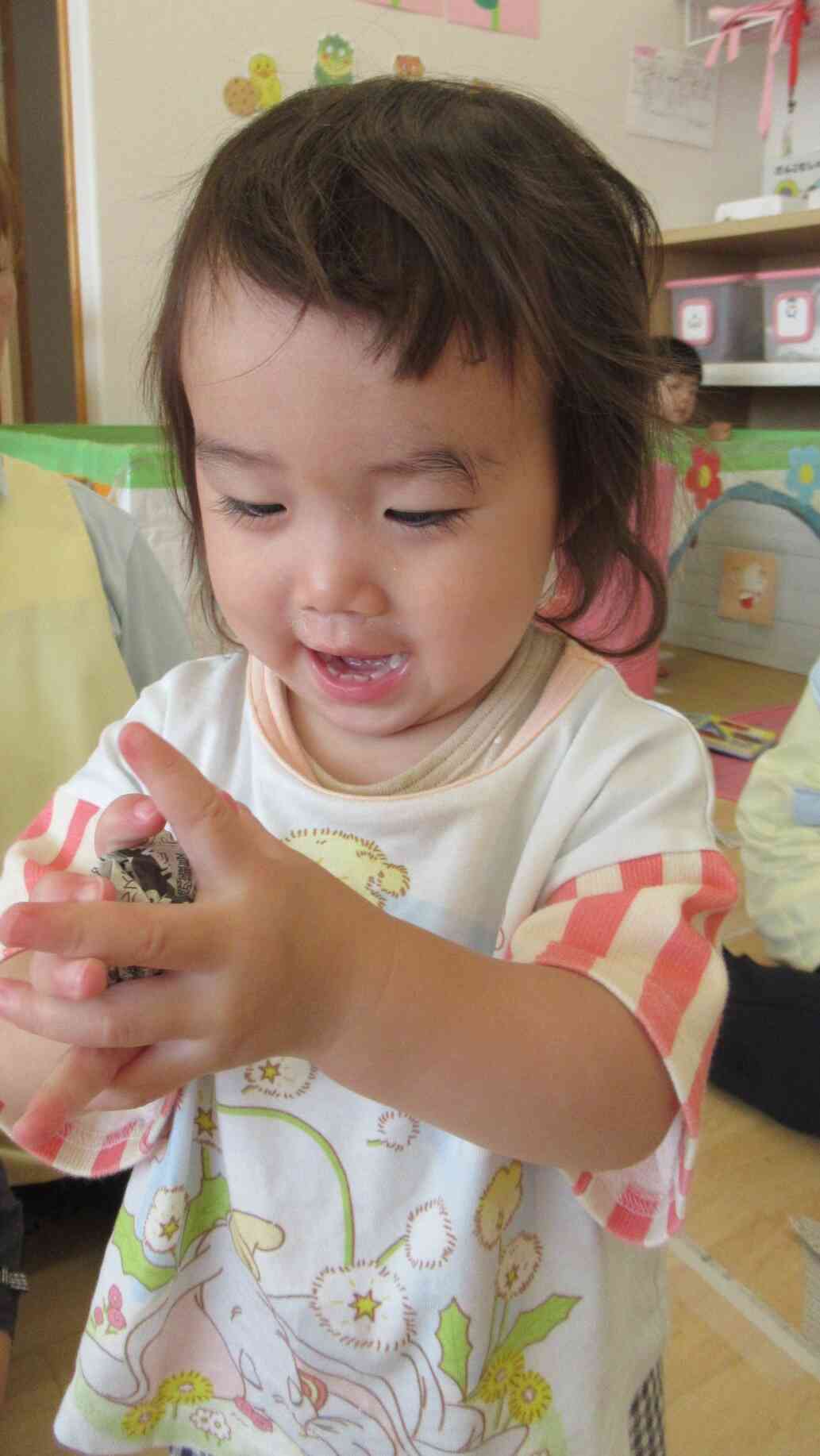 びりびりしたり、丸めたり・・・
