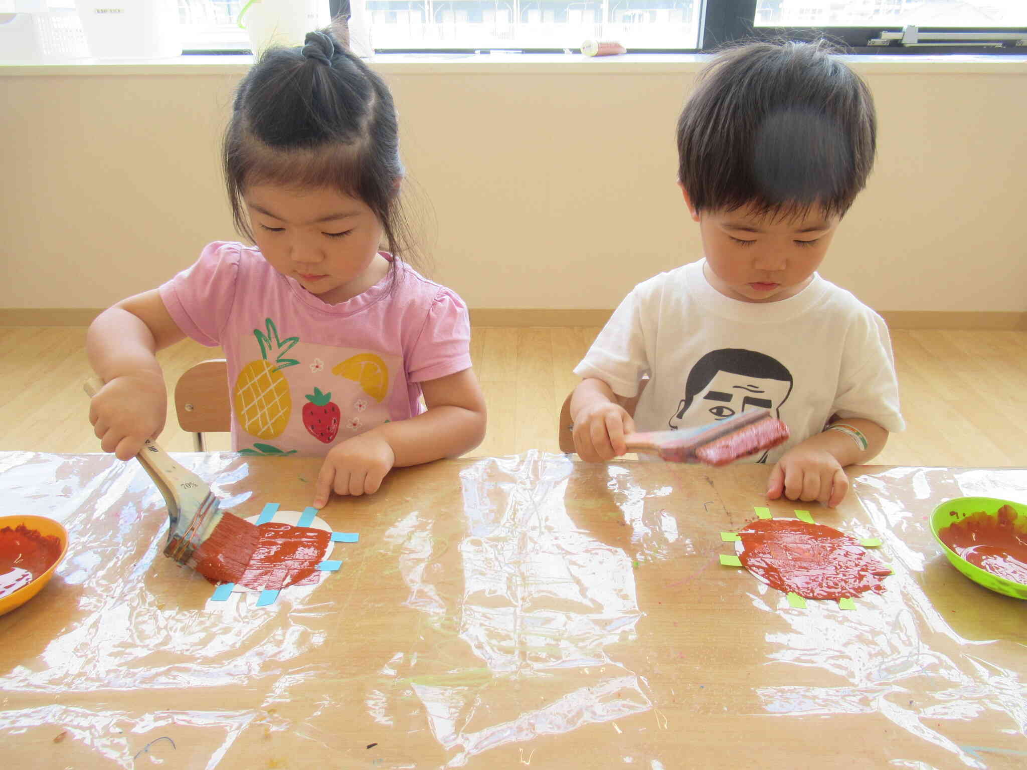 茶色の絵の具をぬりぬりぬり