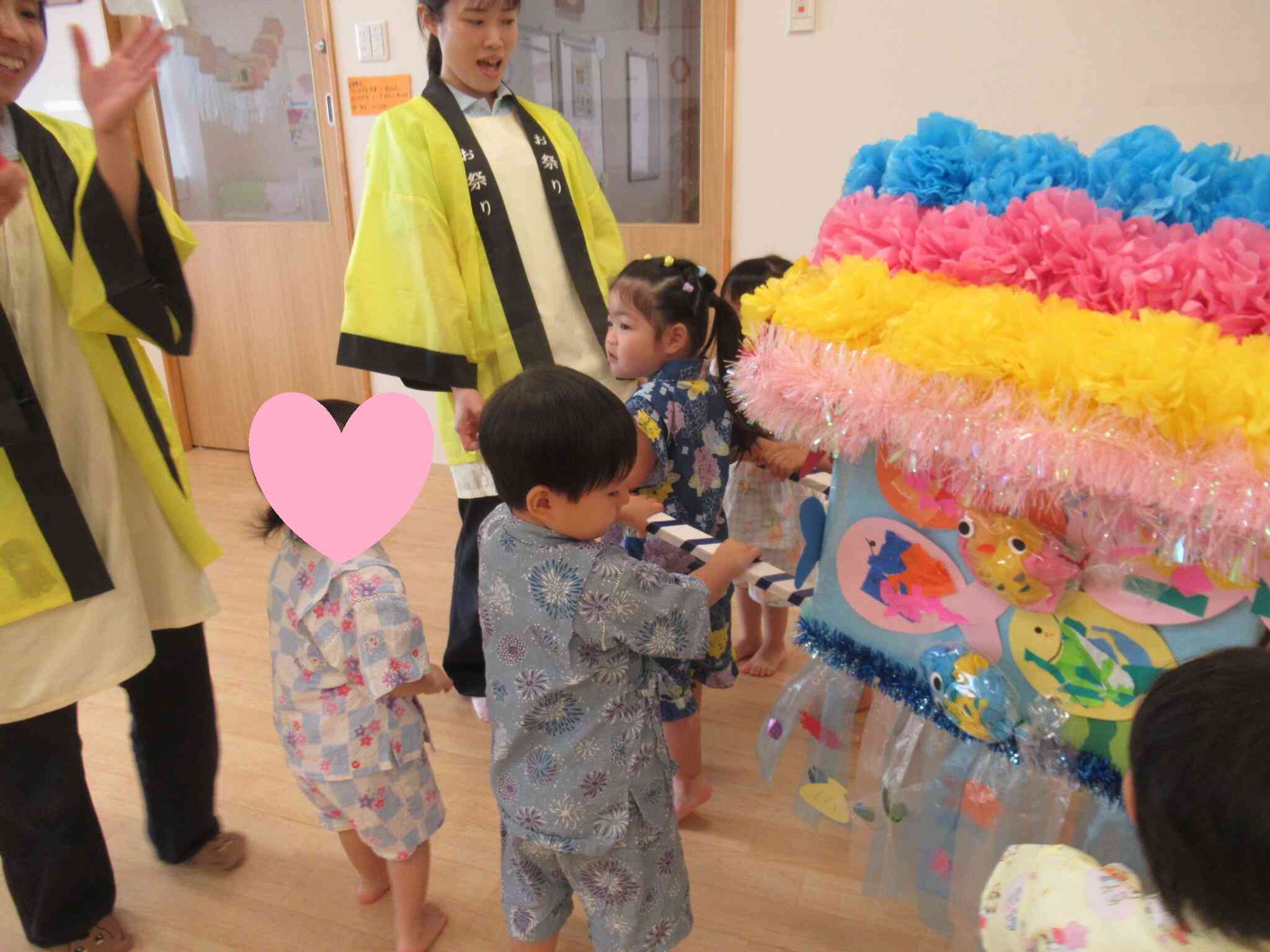 お神輿を担ぐよ。