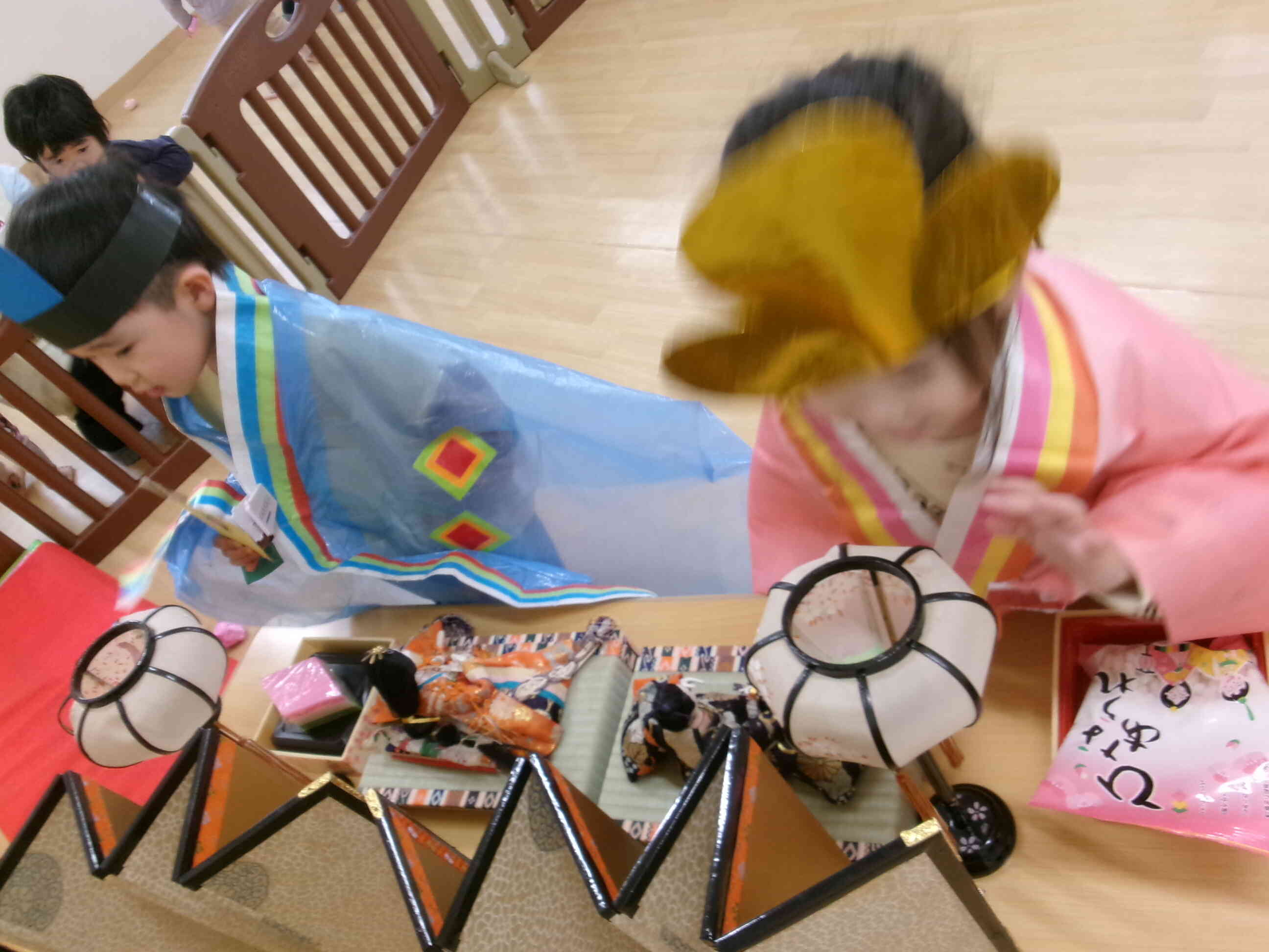 ひな人形、近くで見学しました。