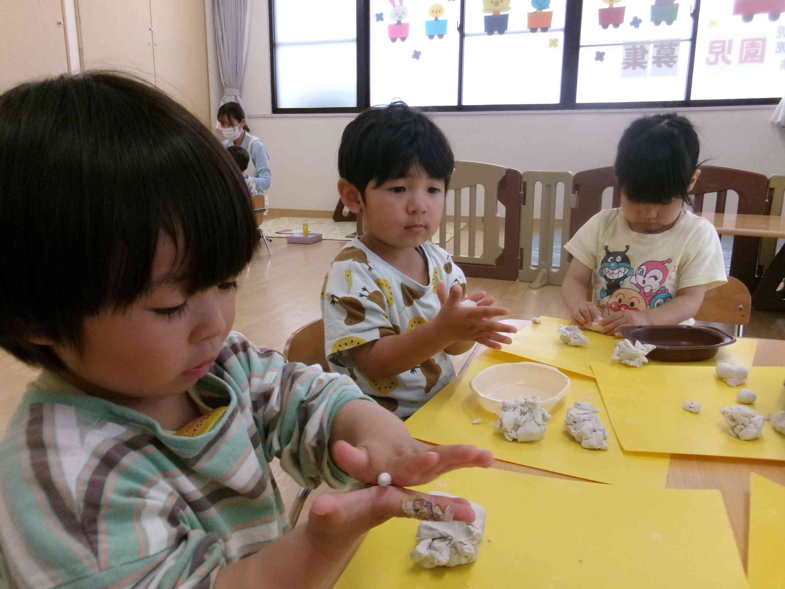 粘土遊びをしたよ！うさぎ組（２歳児）