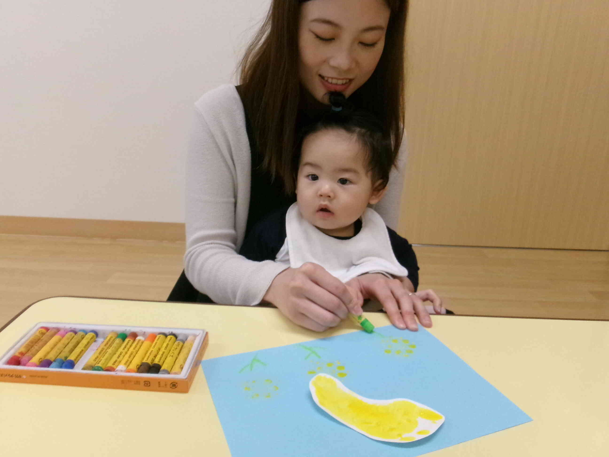 子育てひろば（手型足型アート）の様子