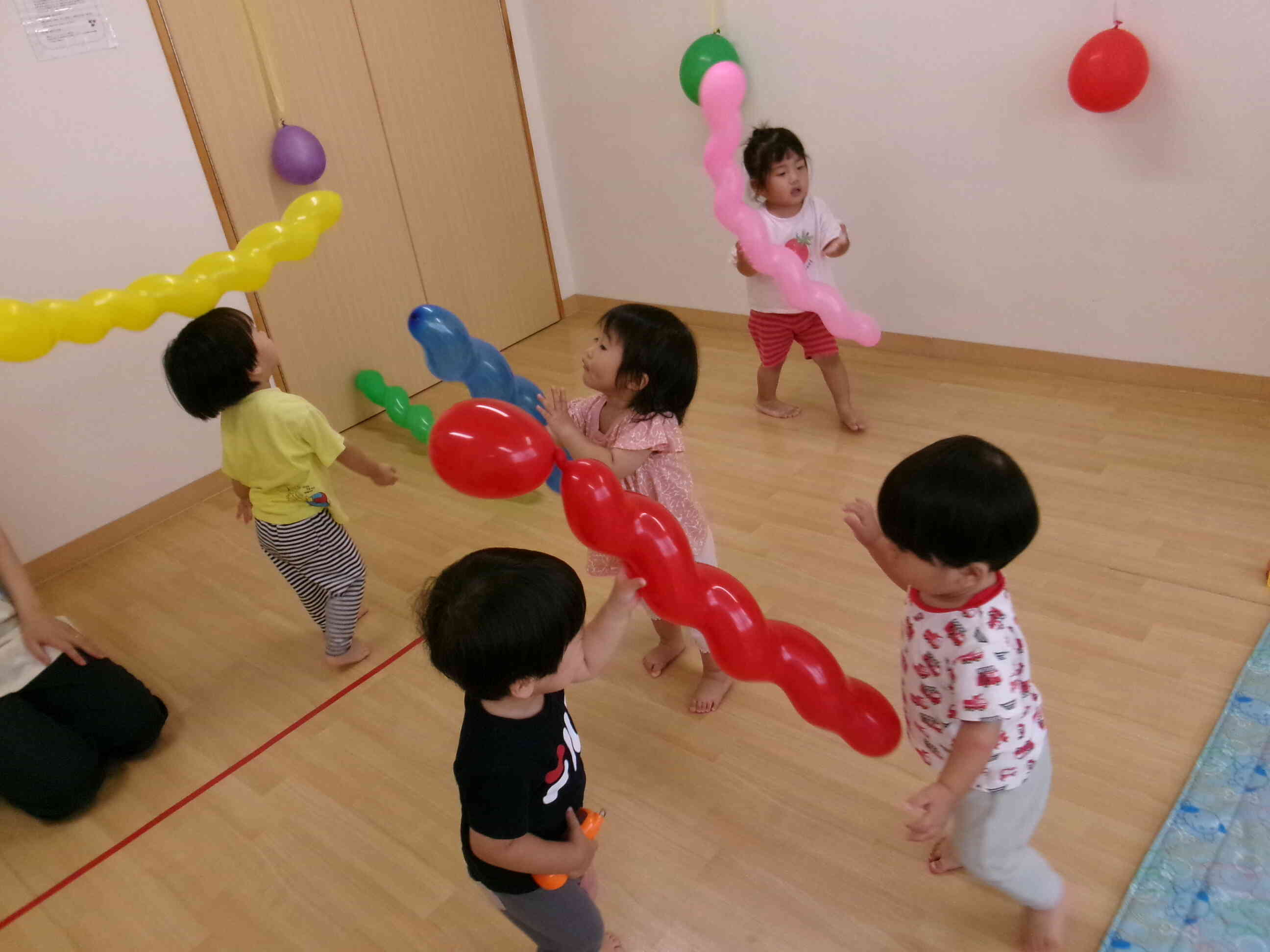 風船遊び(0.1歳児)