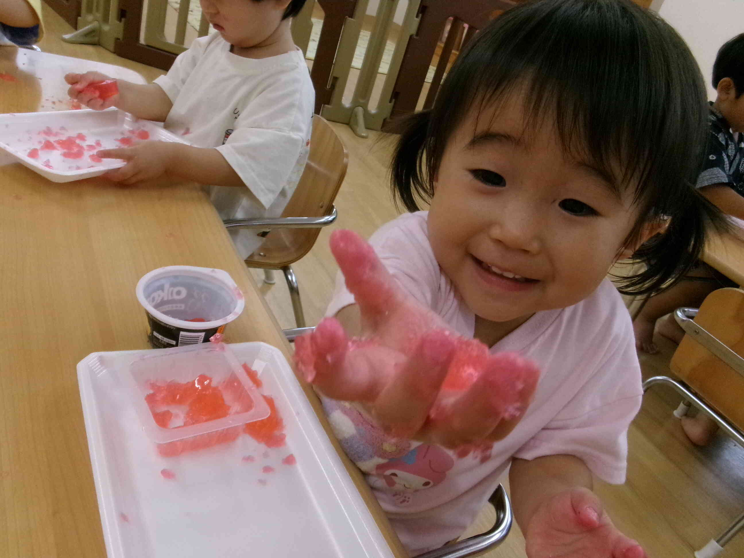 ぷるぷる！冷たくて気持ちいいよ！(1.２歳児)