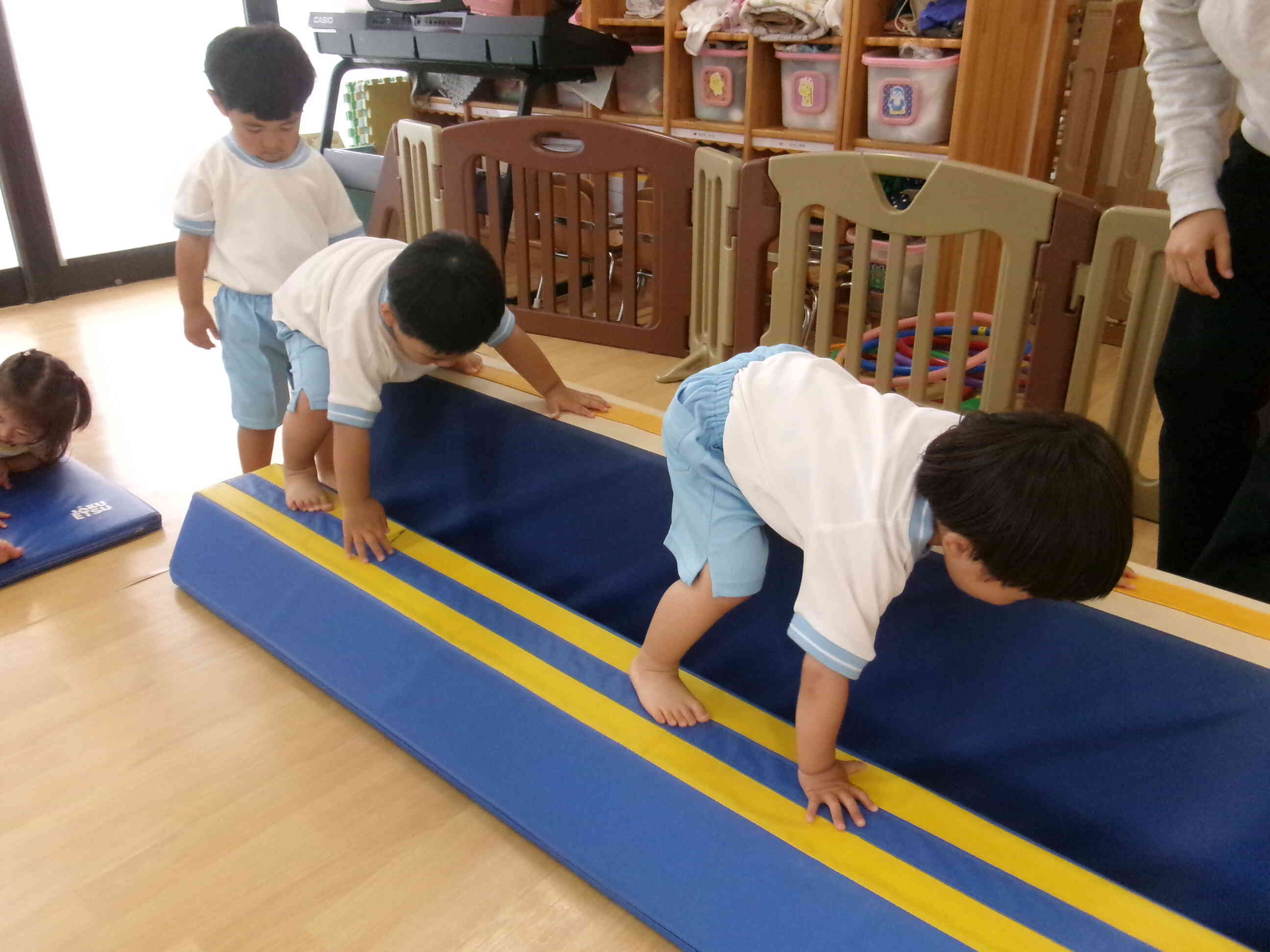 平均台を二段で渡る新しい動きを教えてもらいました。