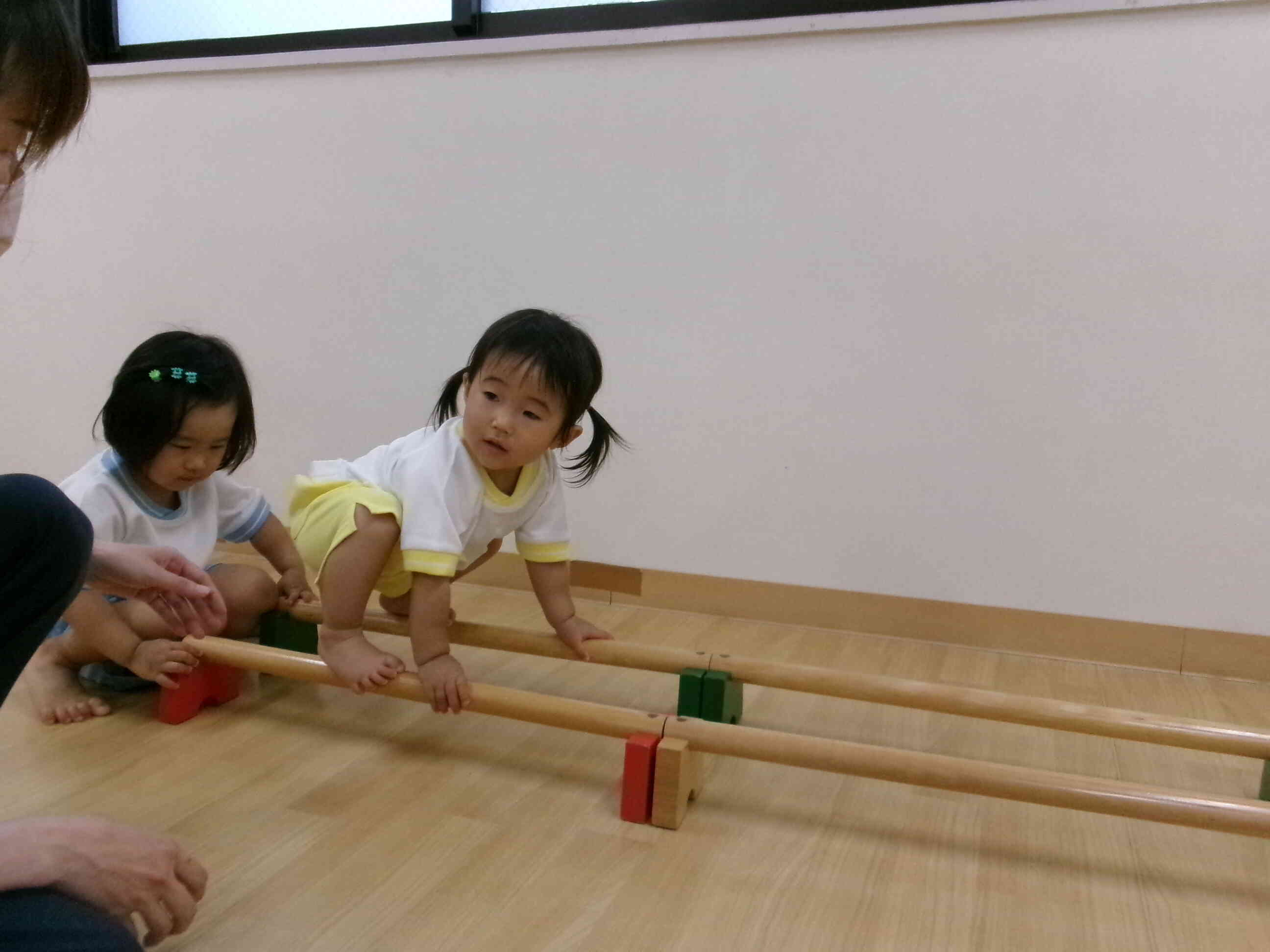 １歳児のお友だちも保育者に見守られながらチャレンジ！