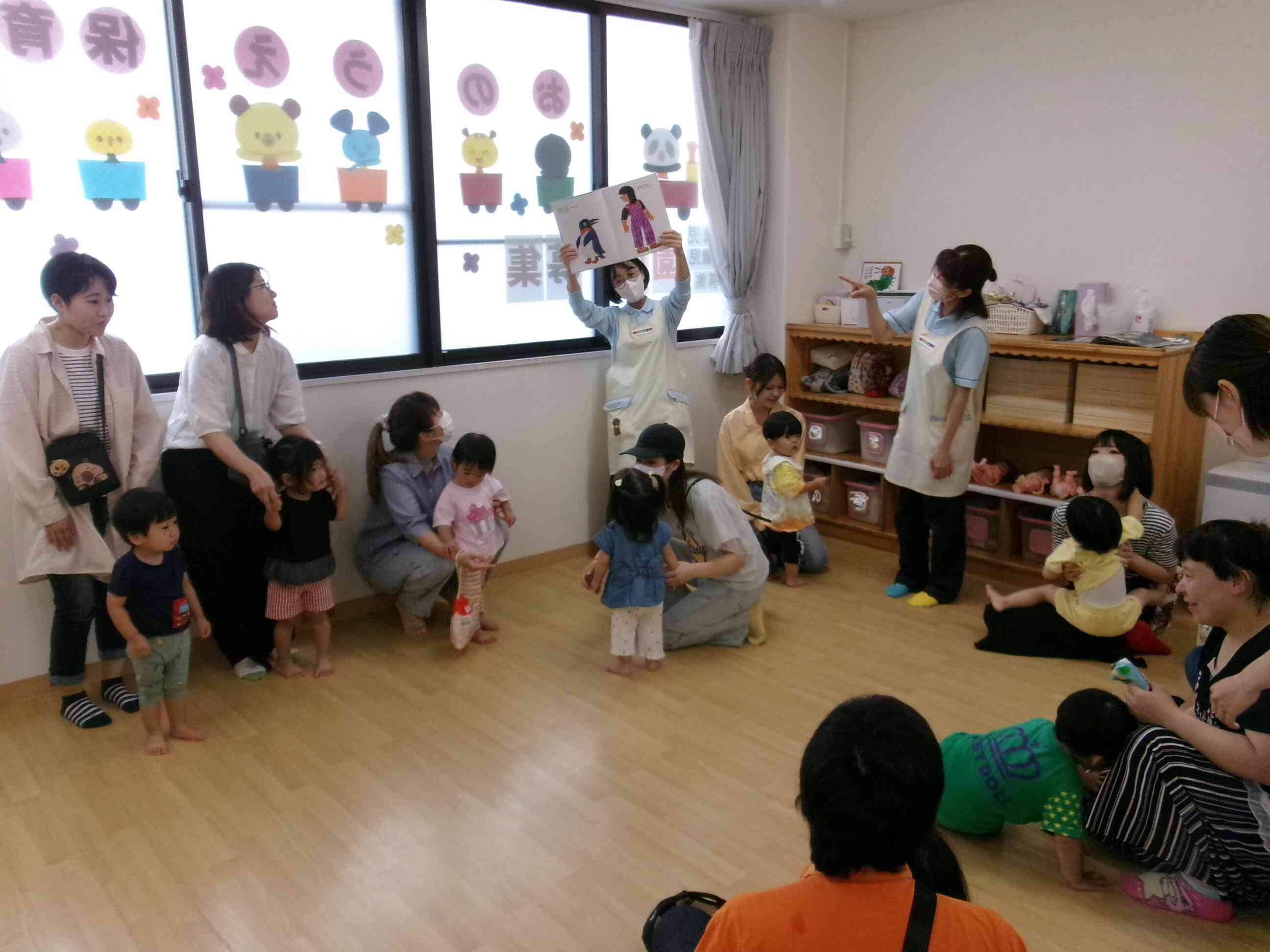 保育参観の様子①　あひる組うさぎ組（１．２歳児）