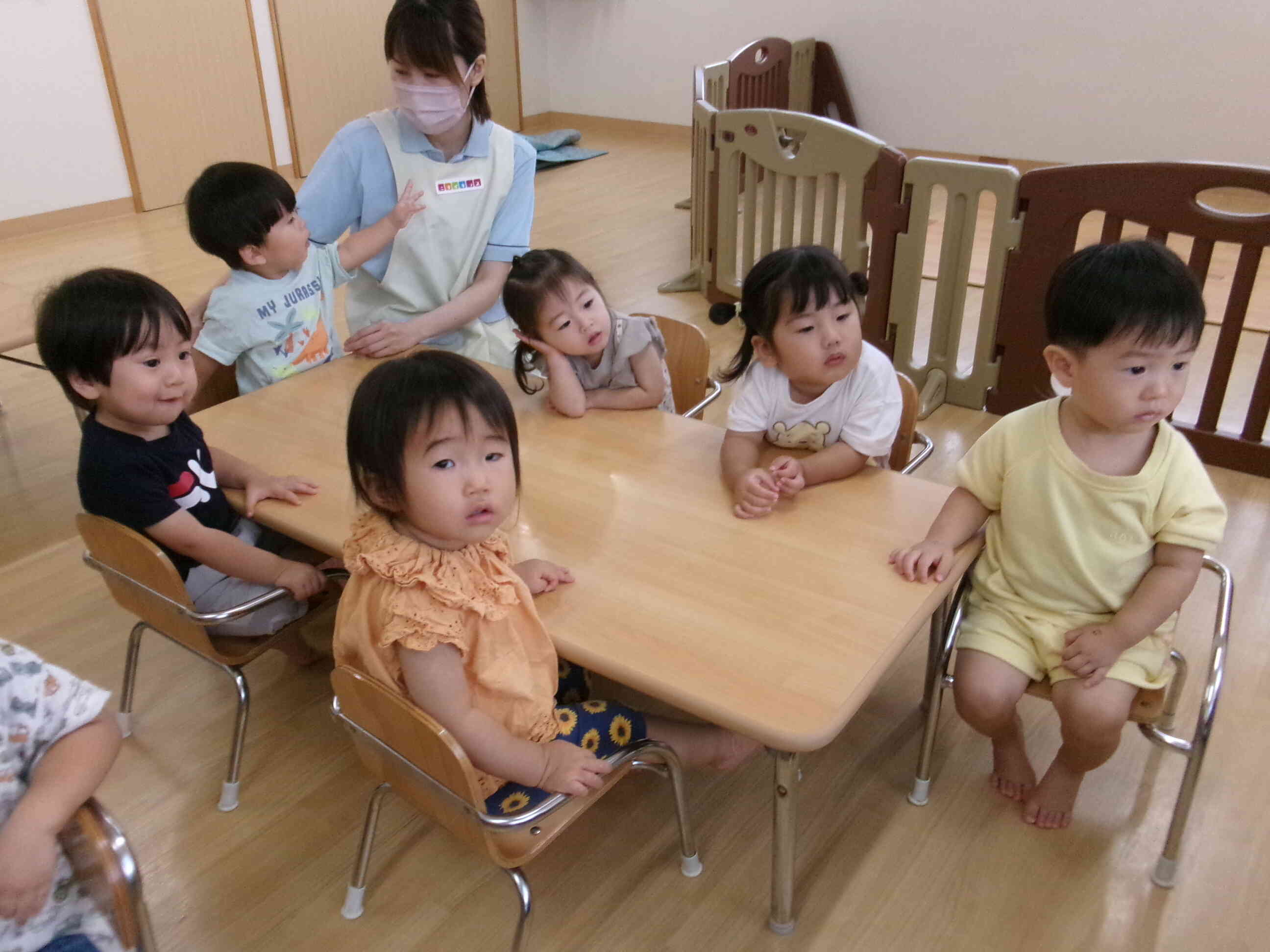 どんな野菜があるか話を聞いています。