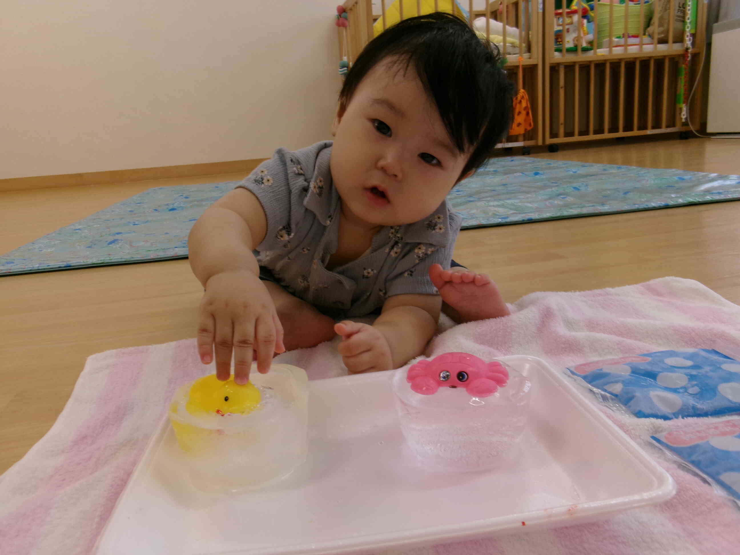 氷遊び（0，1、2歳児）