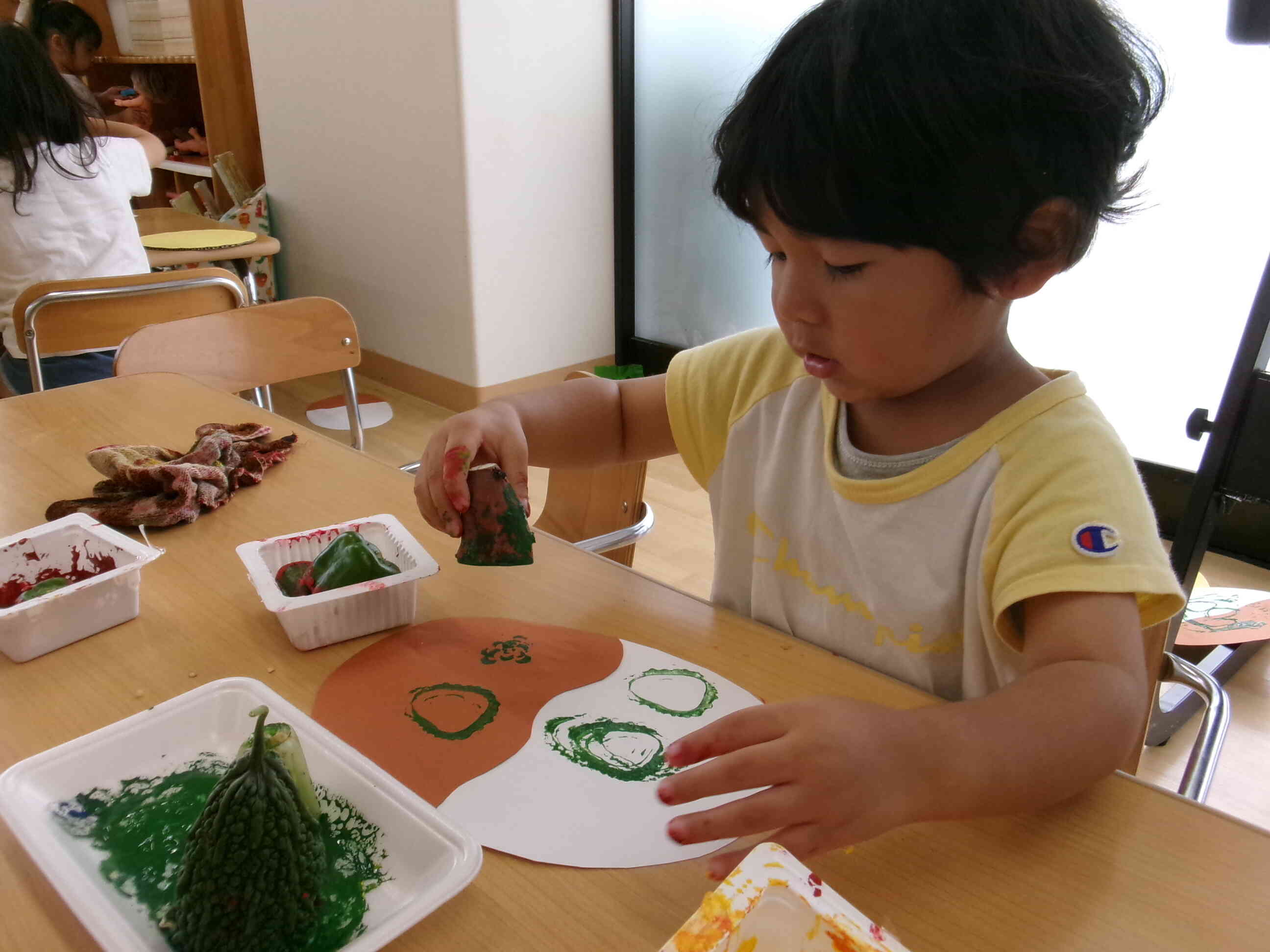 食育～野菜スタンプをしよう～(1.2歳児)