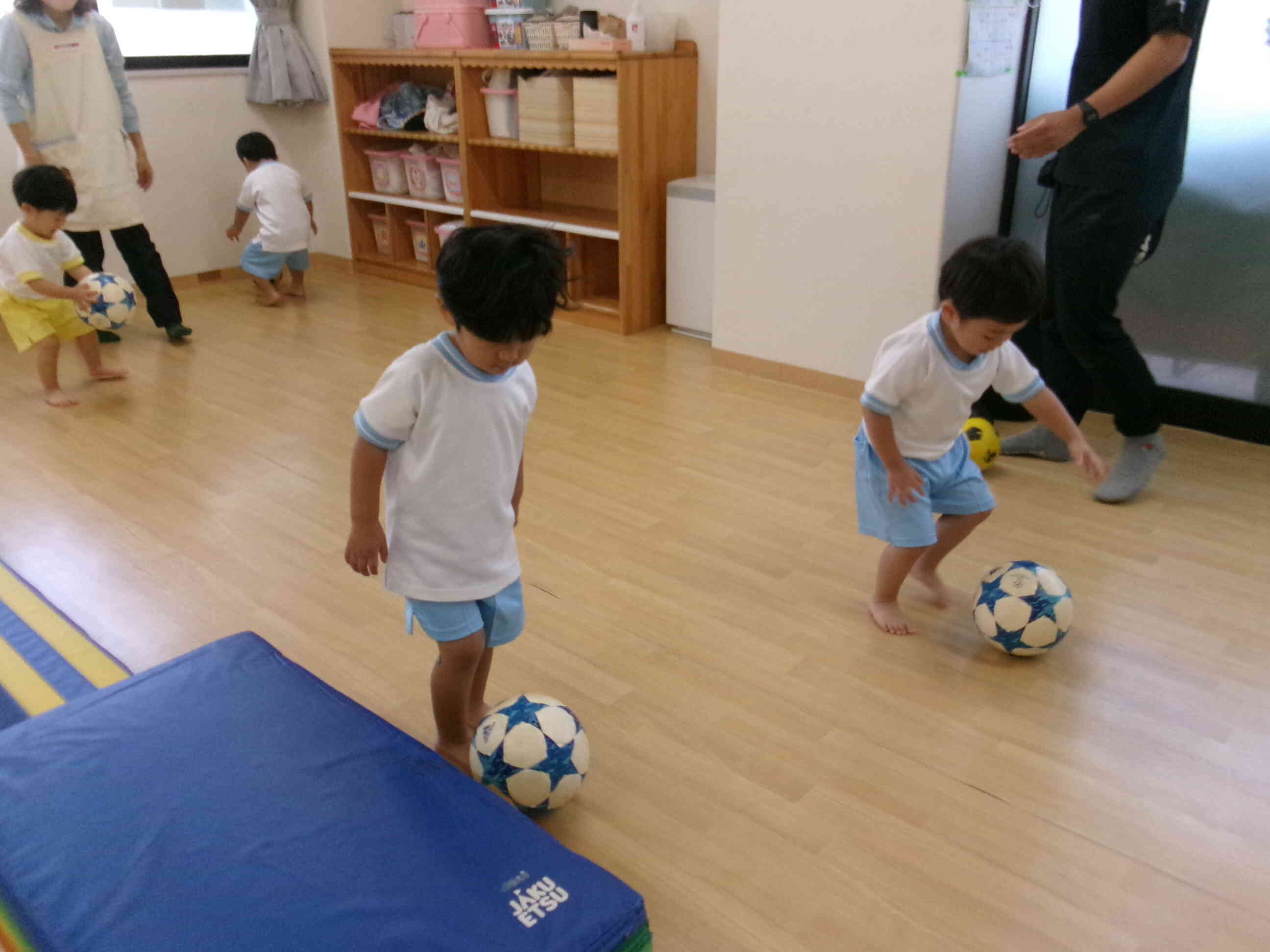 体育教室、サッカーに挑戦！(1.2歳児)
