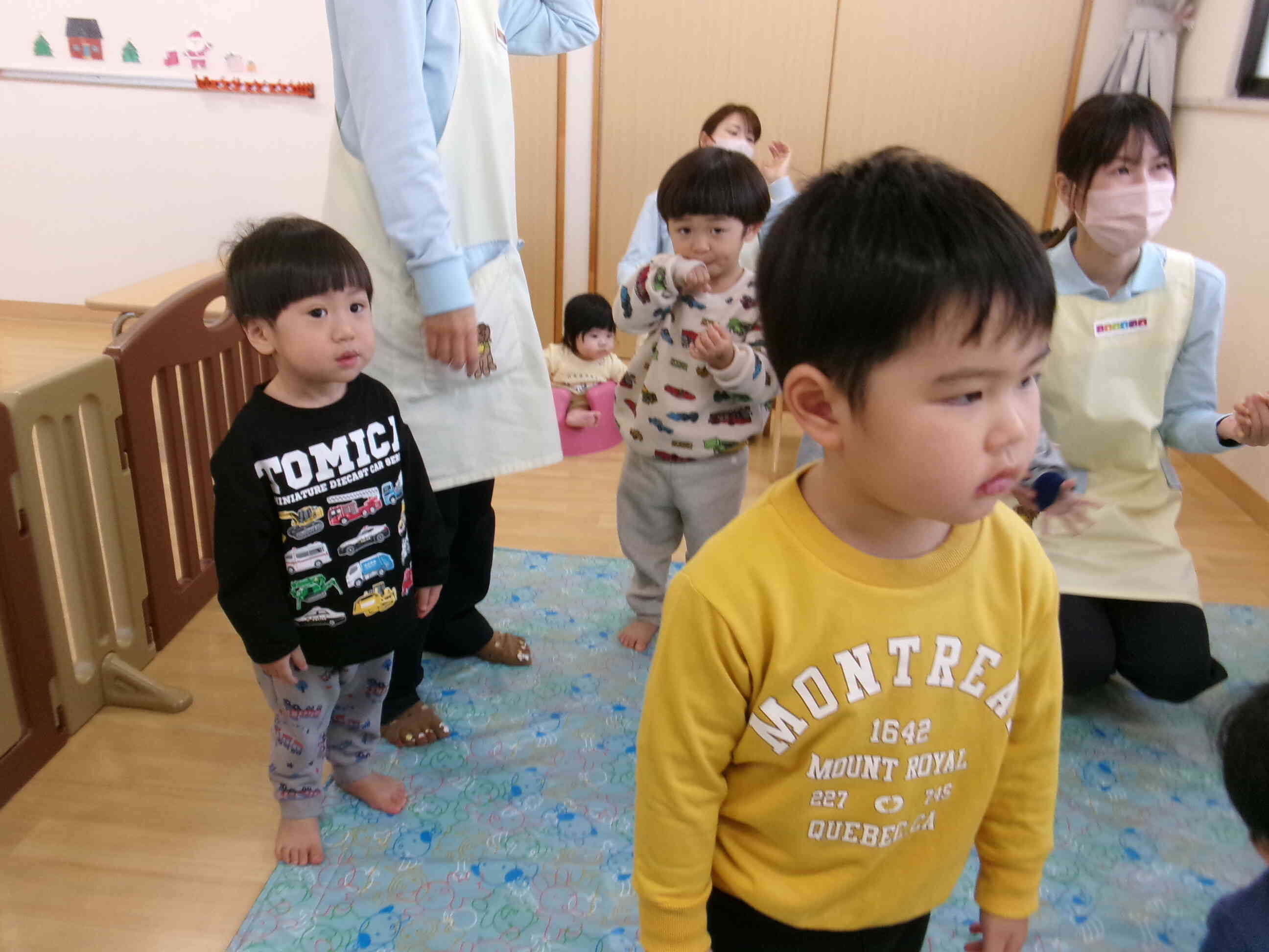 真剣に英語の単語を聞いています。