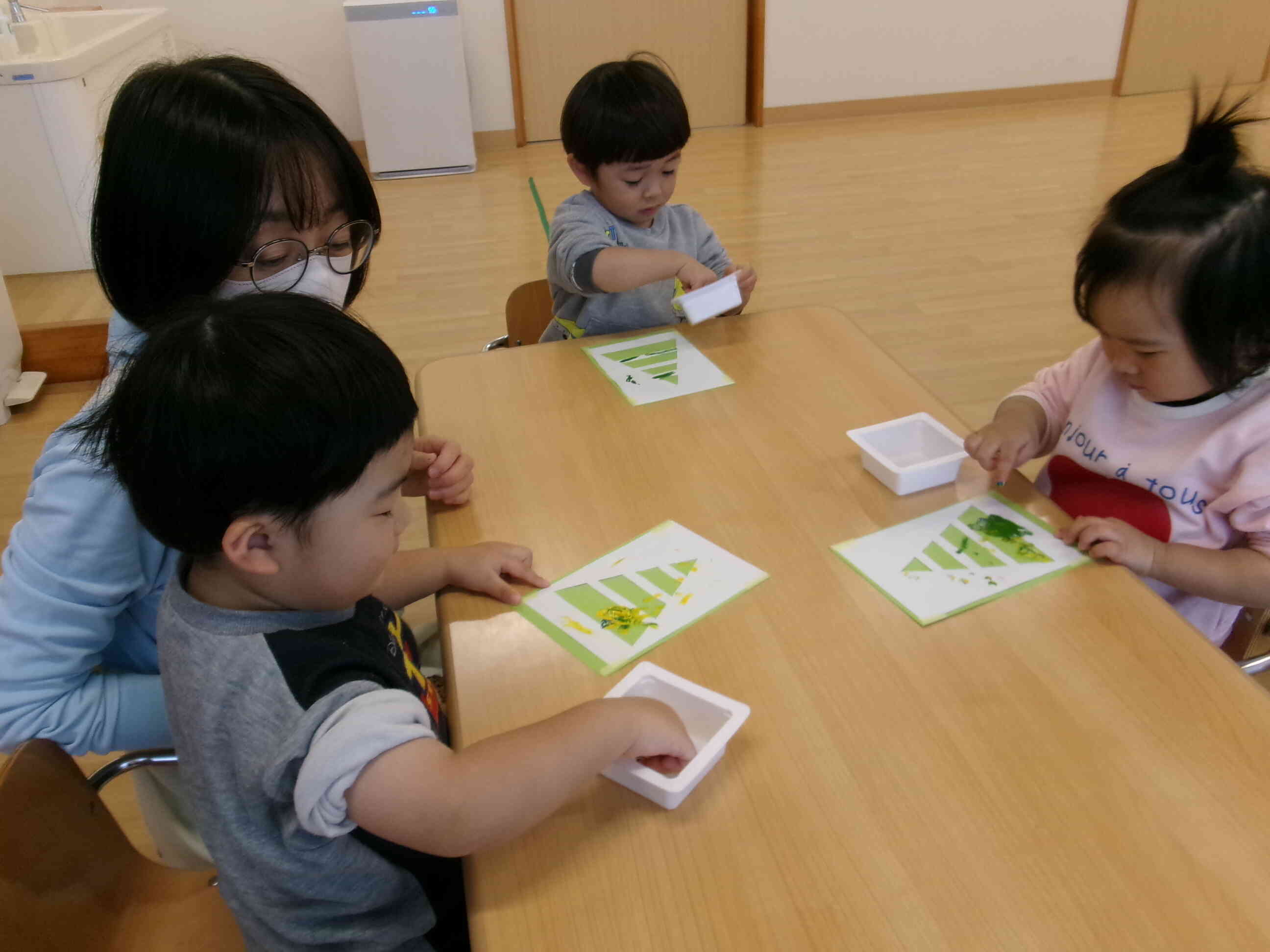 クリスマスツリーを作ったよ(１.２歳児)