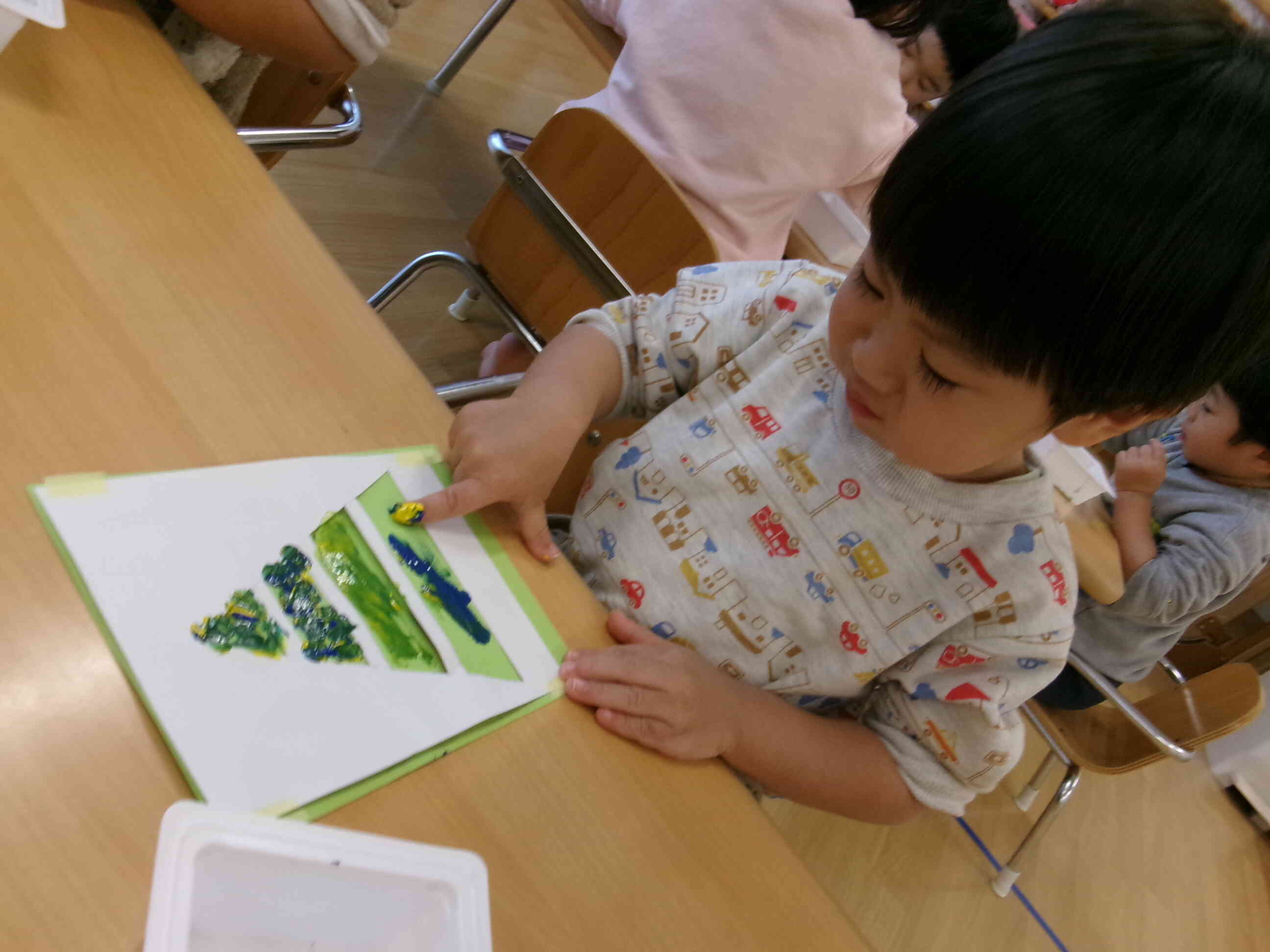 慎重に色づけています。