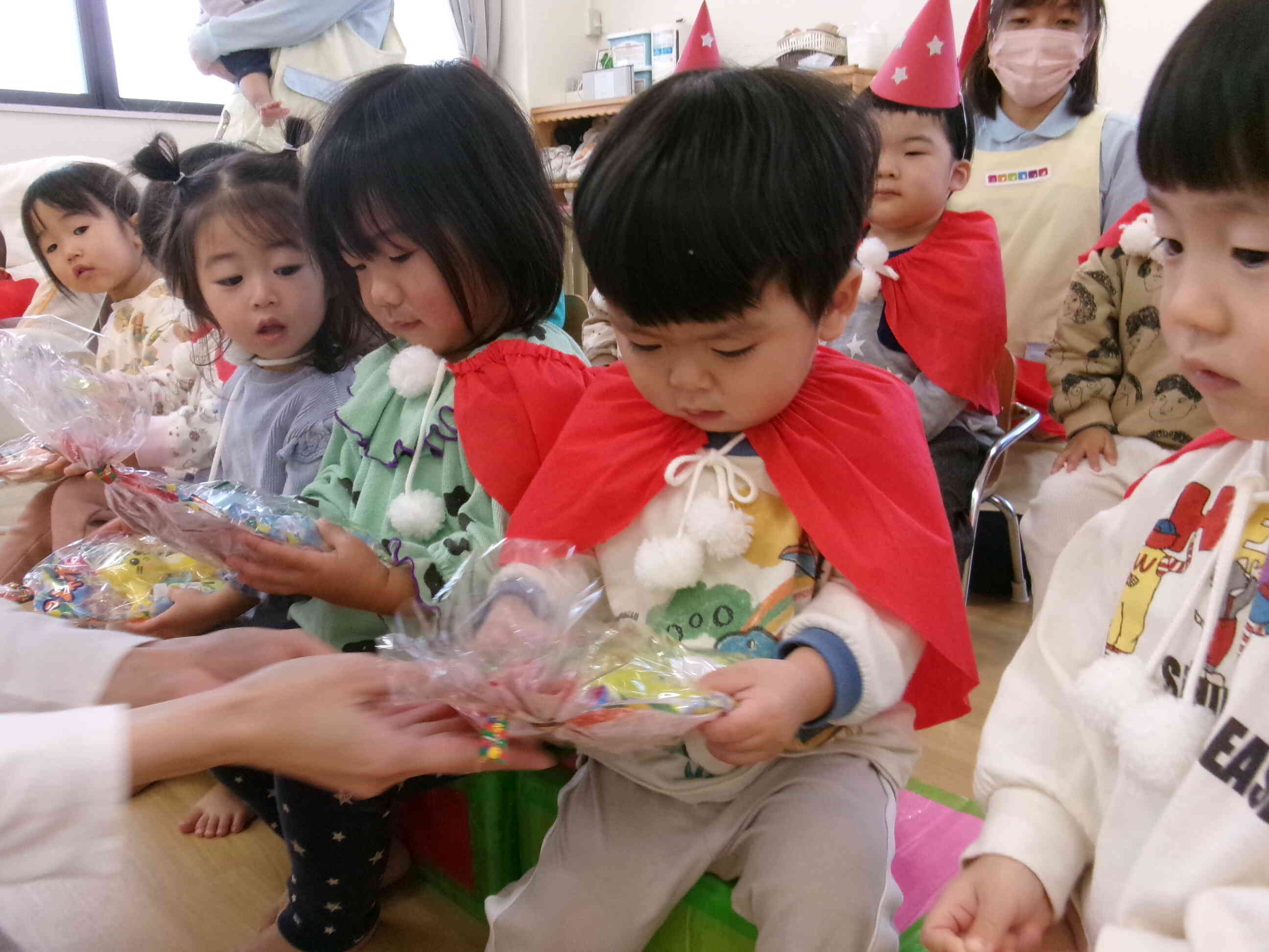 わぁ・・・プレゼントなにかな？？